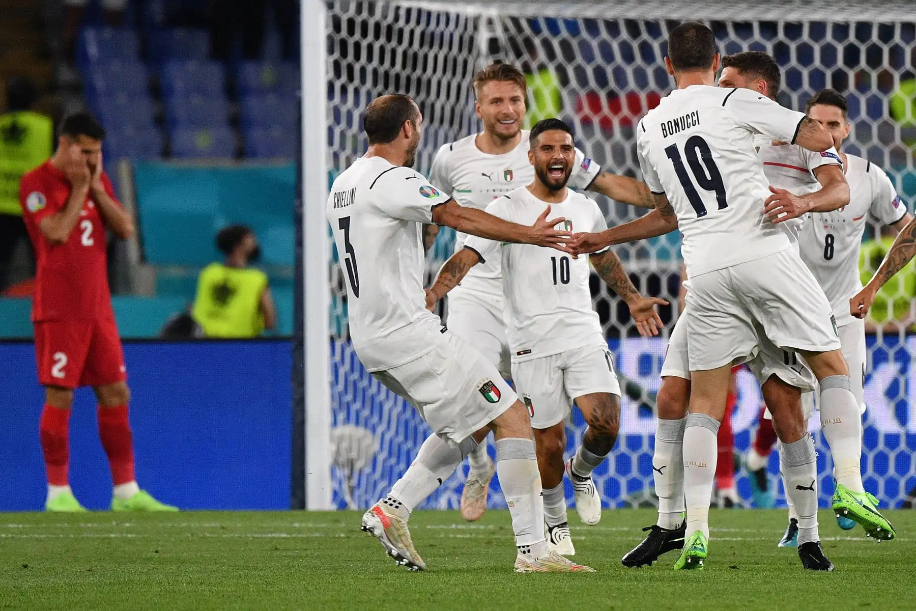 El delantero italiano Lorenzo Insigne, celebra anotar el tercer gol de su equipo durante el partido de fútbol del Grupo A de la UEFA EURO 2020 entre Turquía e Italia en el Estadio Olímpico de Roma. Foto: AFP