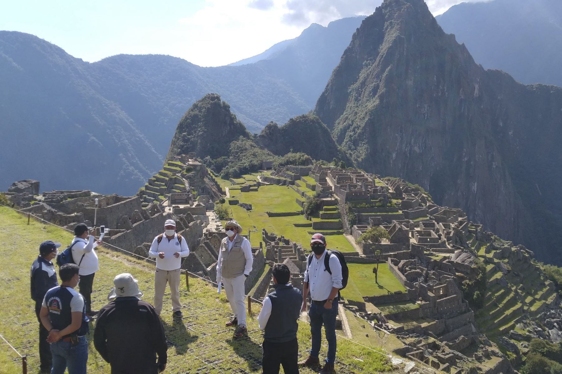 Turistas recorren la ciudadela Machu Picchu, una de las maravillas del mundo. Foto: ANDINA/Difusión.