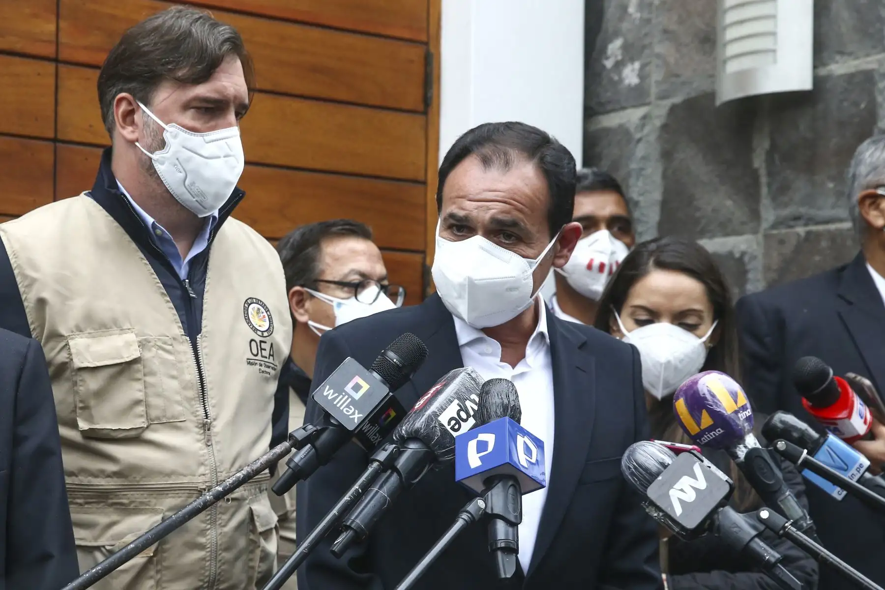 Rubén Ramírez y miembros de la misión de observadores de la OEA. Foto: ANDINA/Vidal Tarqui.