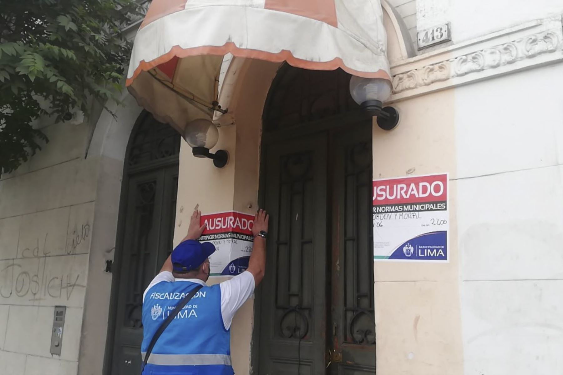 Agentes edilicios y Policía Nacional clausuran hostal donde hallaron a menor desaparecida. Foto: Municipalidad Metropolitana de Lima/difusión.