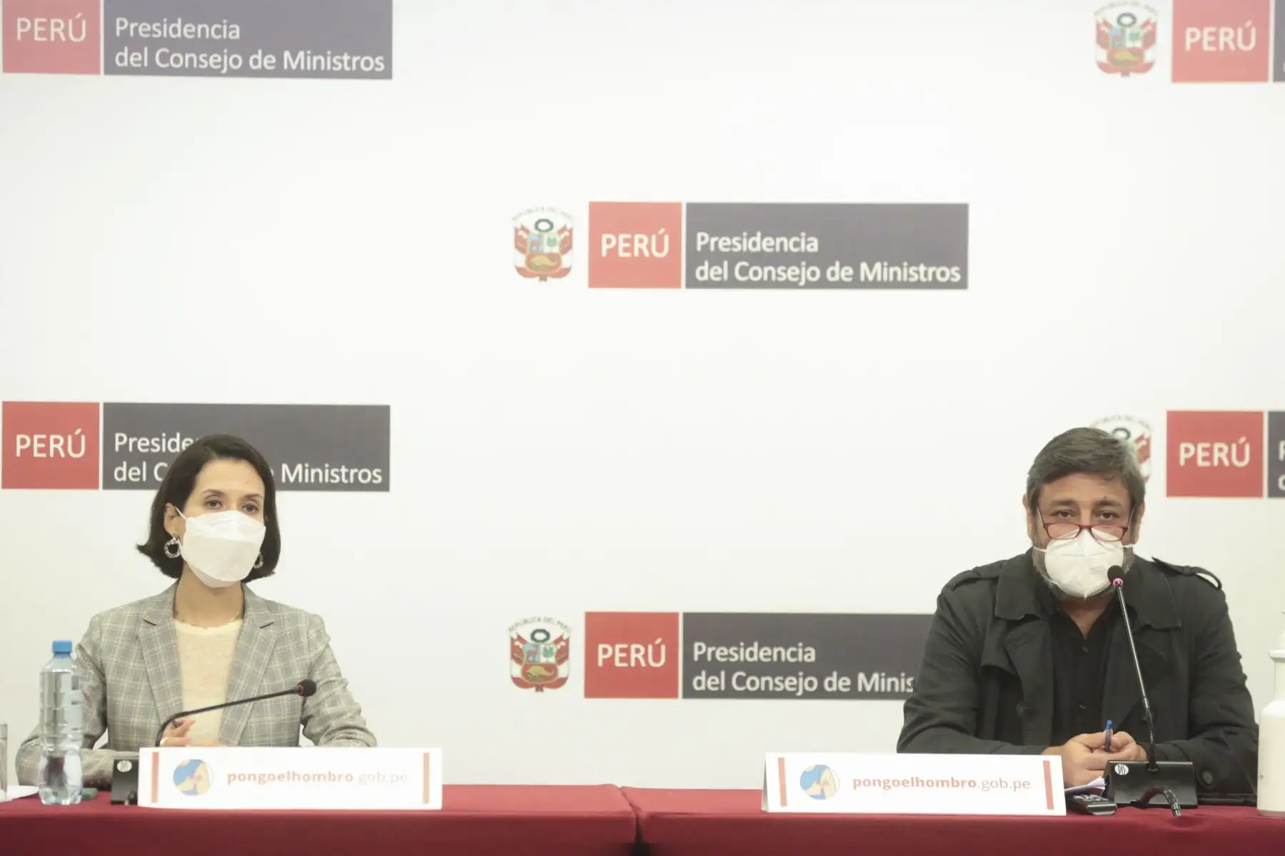 Ministra de Comercio Exterior y Turismo, Claudia Cornejo, junto al titular del ministerio de Educación, Ricardo Cuenca, informan sobre las nuevas medidas del Ejecutivo frente a la pandemia. Foto: ANDINA/Difusión