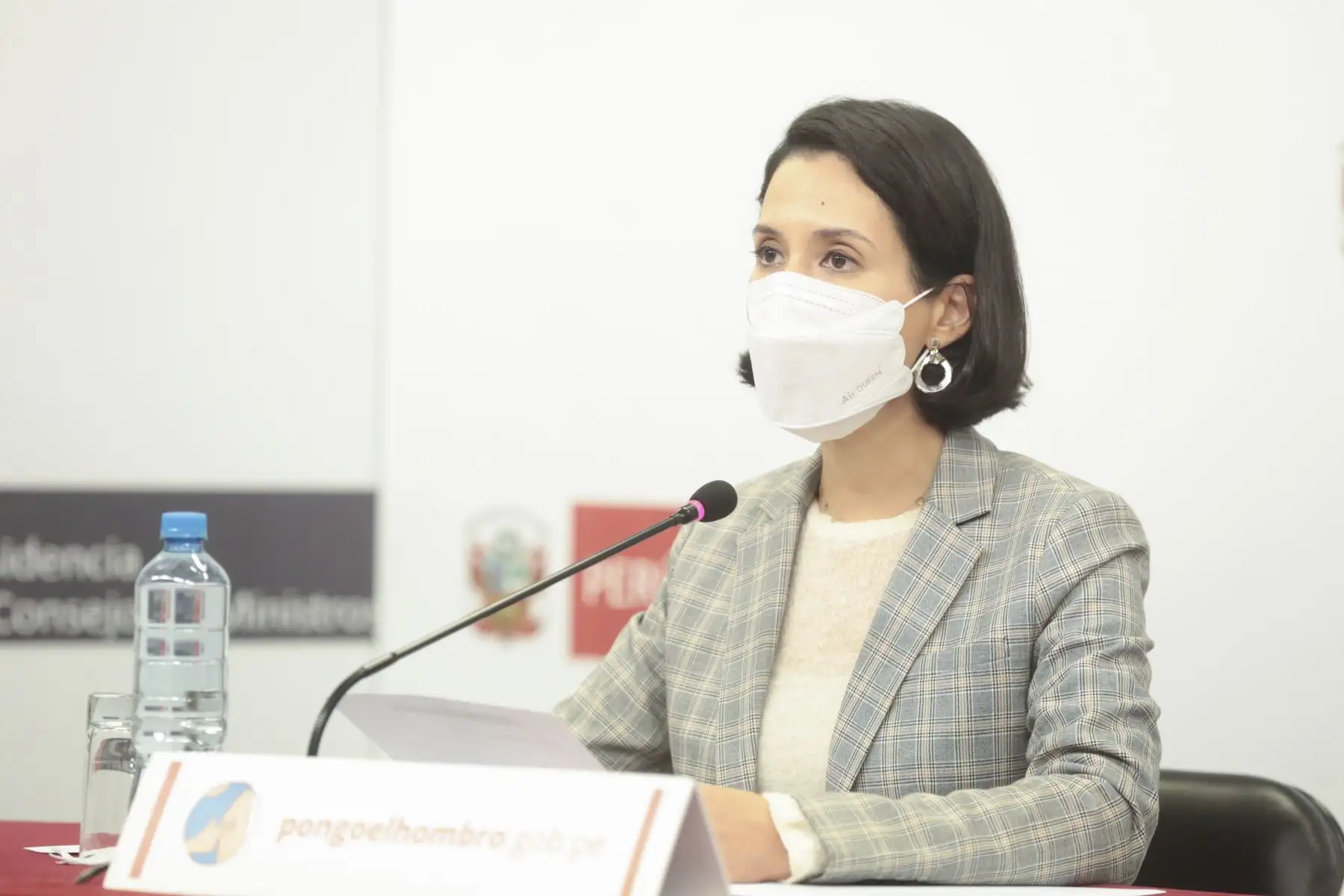 Ministra de Comercio Exterior y Turismo, Claudia Cornejo, junto al titular del ministerio de Educación, Ricardo Cuenca, informan sobre las nuevas medidas del Ejecutivo frente a la pandemia. Foto: ANDINA/Difusión