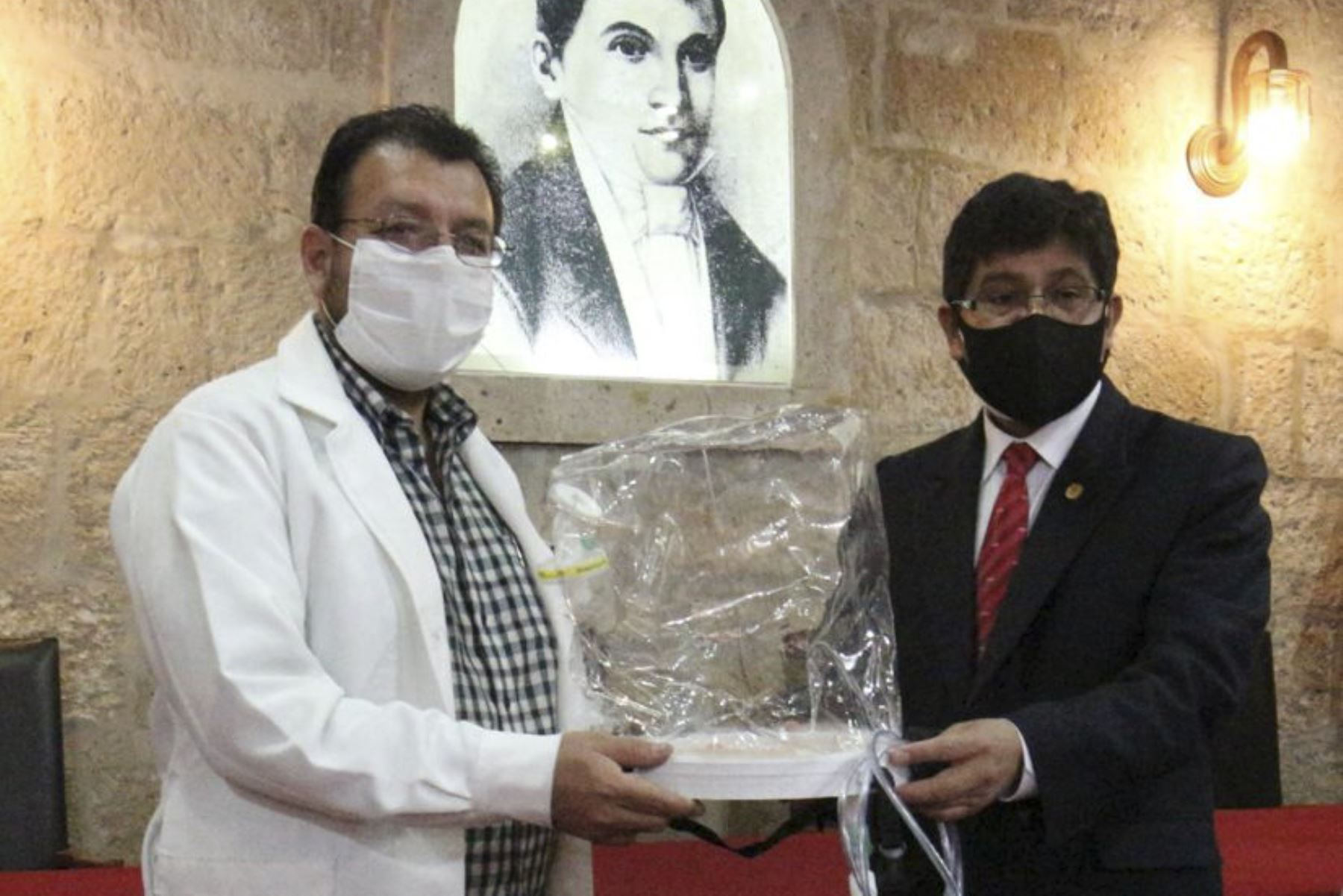 La UNSA entregó 12 CPAP a los hospitales de la ciudad de Arequipa para la atención de pacientes que requieren oxígeno y no cuentan con una cama UCI o ventilador mecánico. Foto: ANDINA/Difusión