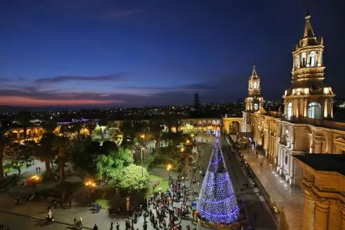 Vista panorámica de la plaza de Armas de Arequipa de noche. Foto: ANDINA/Oscar Farje Gomero