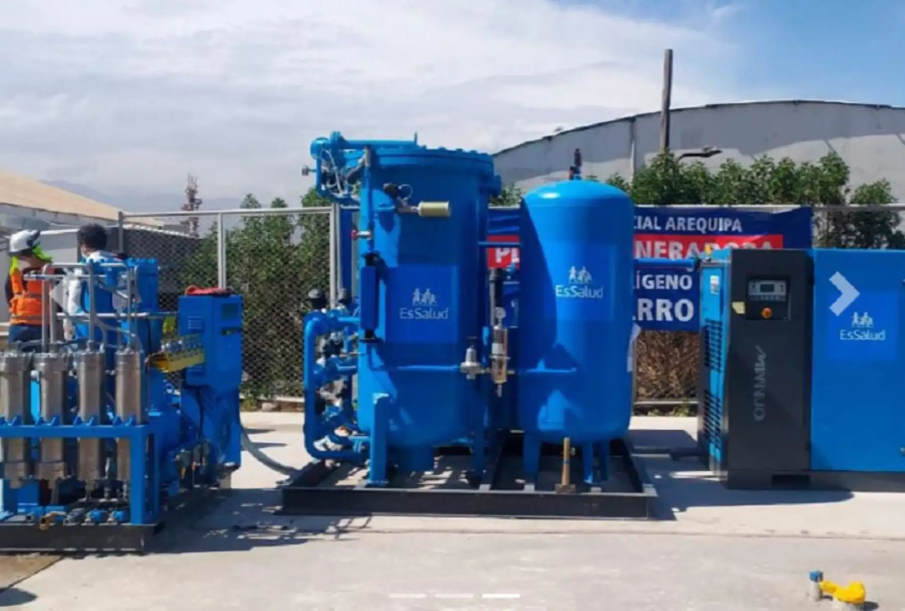 La Red Asistencial Arequipa de EsSalud puso en funcionamiento al 100 % la planta generadora de oxígeno medicinal en la villa Cerro Juli, situada en la mencionada región, para reforzar la atención y hacer frente a la pandemia por el covid-19.