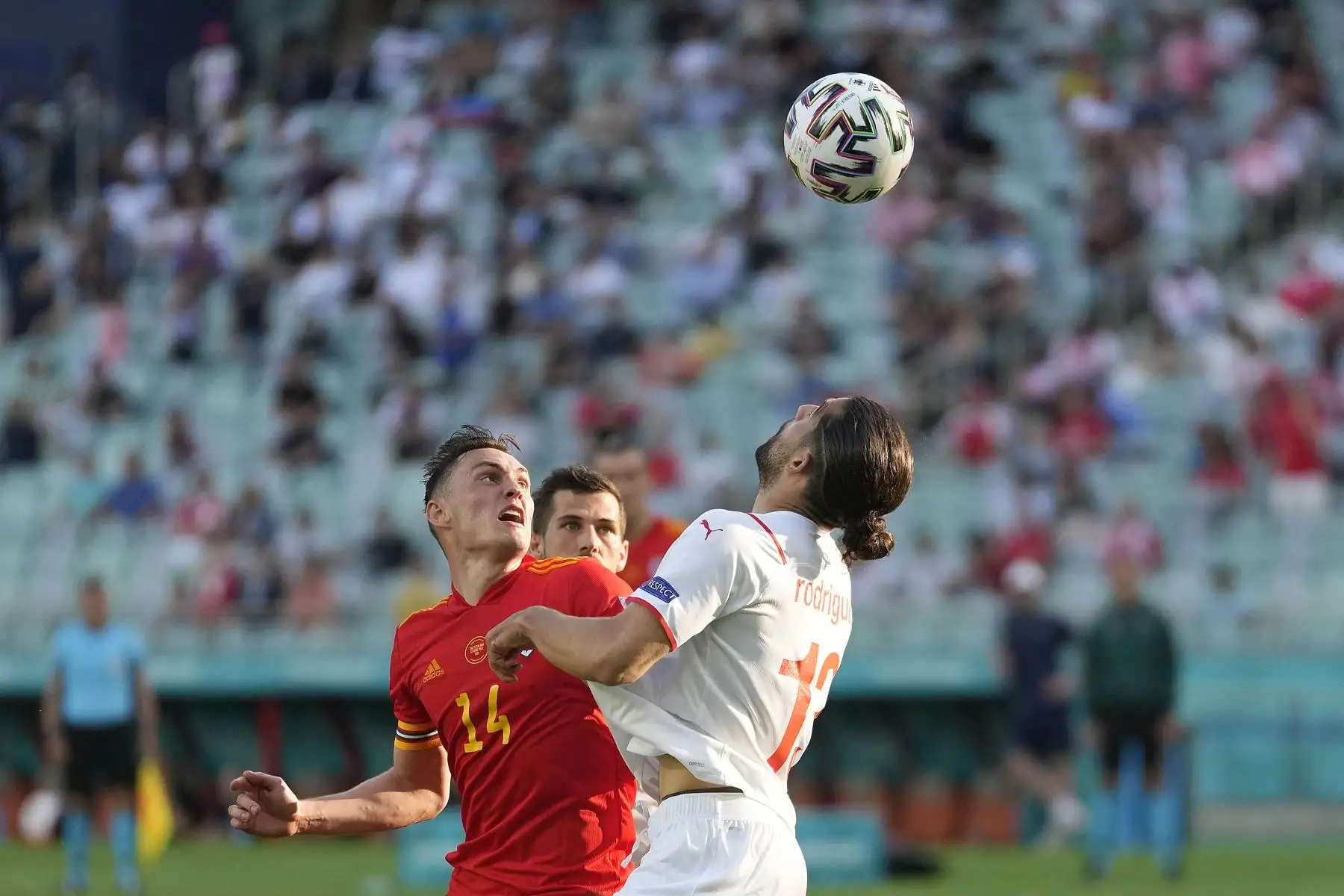 El defensor de Suiza Ricardo Rodríguez compite por el balón con el defensor de Gales Connor Roberts durante el partido de fútbol del Grupo A de la UEFA EURO 2020 entre Gales y Suiza en el Estadio Olímpico de Bakú.
Foto: AFP
