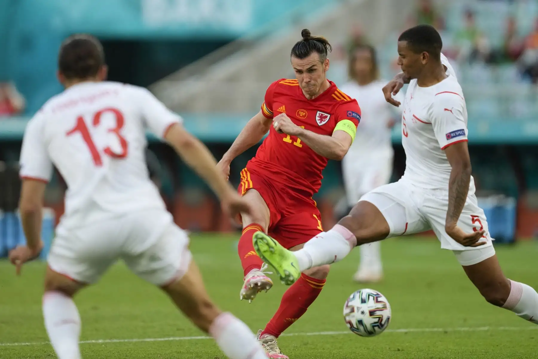 El delantero de Gales Gareth Bale  intenta un tiro cuando es marcado por el defensor suizo Manuel Akanji  durante el partido de fútbol del Grupo A de la UEFA EURO 2020 entre Gales y Suiza en el Estadio Olímpico de Bakú.
Foto: AFP