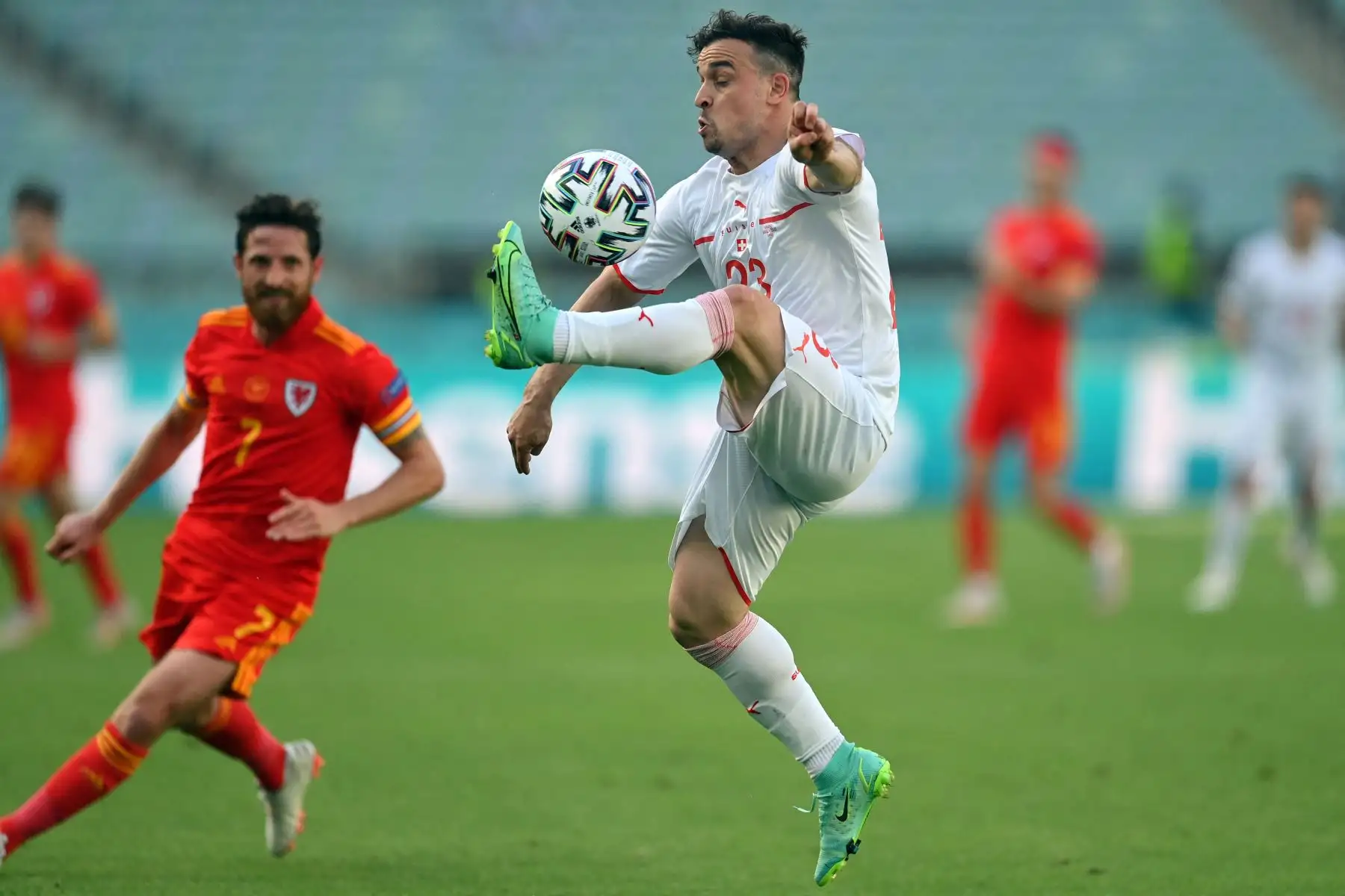 El centrocampista suizo Xherdan Shaqiri controla el balón durante el partido de fútbol del Grupo A de la UEFA EURO 2020 entre Gales y Suiza en el Estadio Olímpico de Bakú.
Foto: AFP