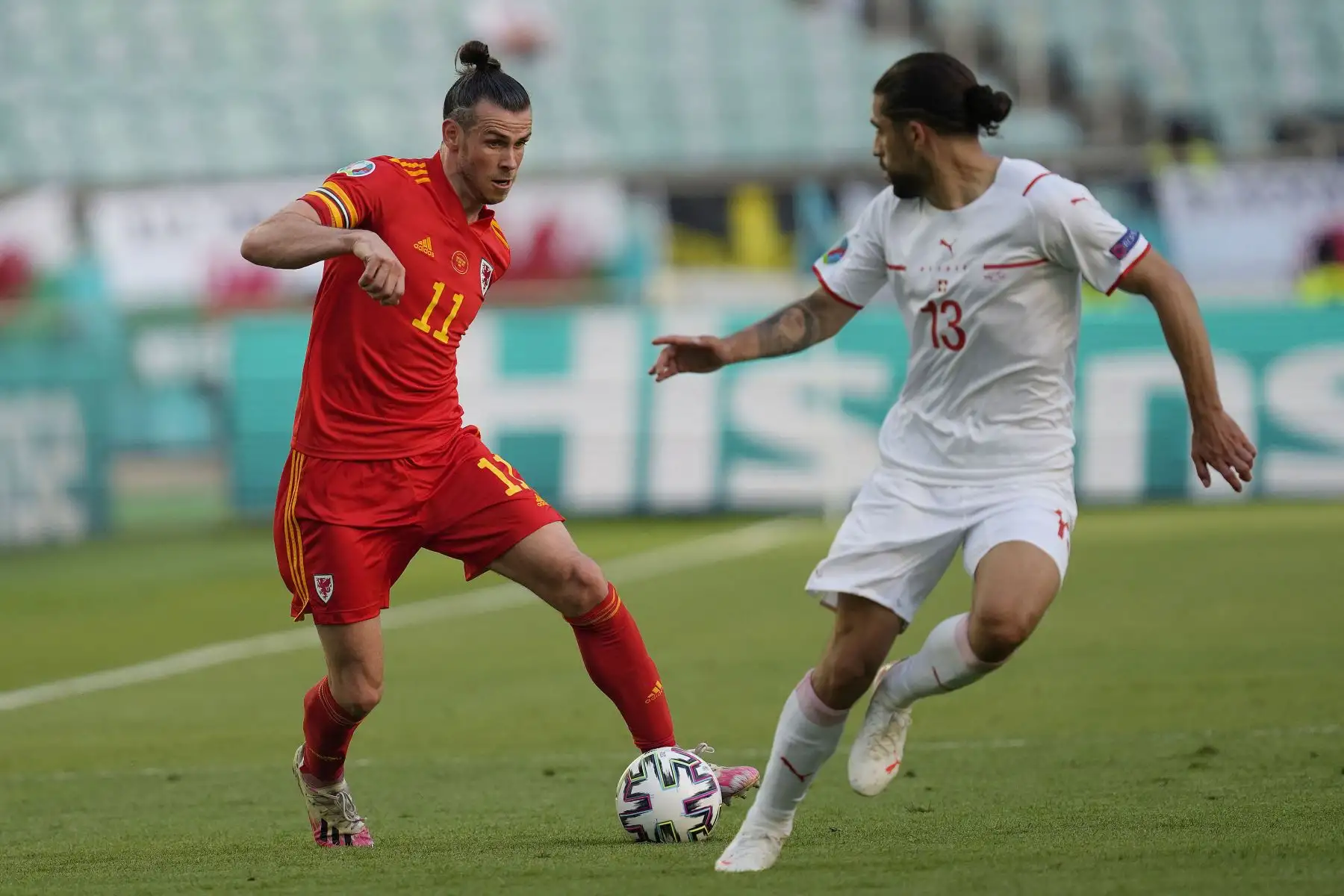 El delantero de Gales Gareth Bale es marcado por el defensor suizo Ricardo Rodríguez durante el partido de fútbol del Grupo A de la UEFA EURO 2020 entre Gales y Suiza en el Estadio Olímpico de Bakú.
Foto: AFP