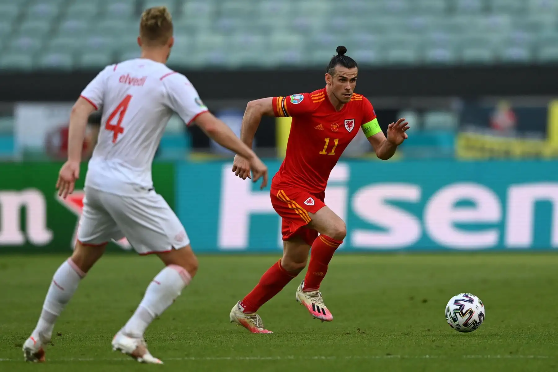 El delantero de Gales Gareth Bale corre con el balón durante el partido de fútbol del Grupo A de la UEFA EURO 2020 entre Gales y Suiza en el Estadio Olímpico de Bakú.
Foto: AFP