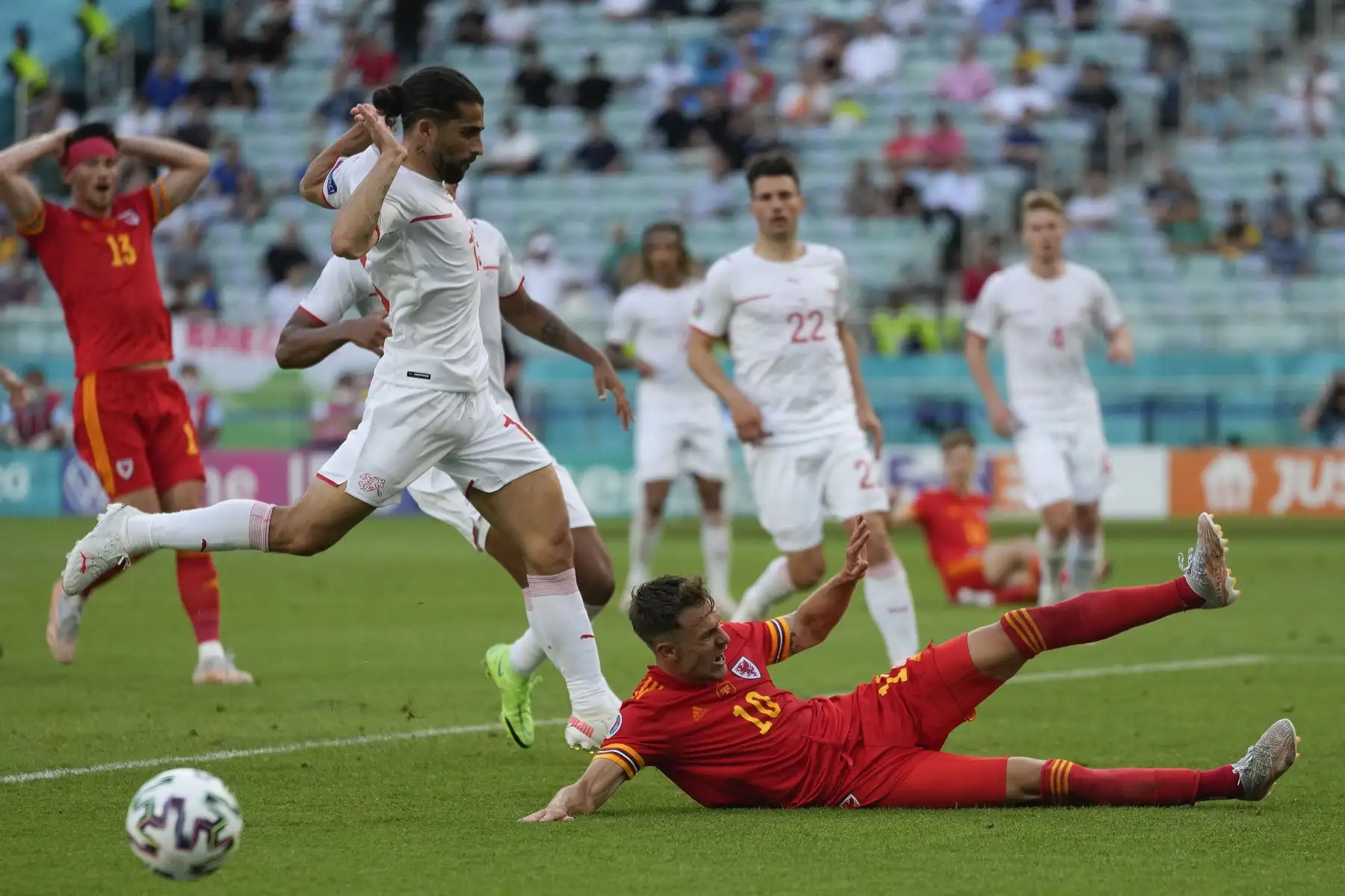 El centrocampista de Gales Aaron Ramsey cae cuando es marcado por el defensor suizo Ricardo Rodríguez durante el partido de fútbol del Grupo A de la UEFA EURO 2020 entre Gales y Suiza en el Estadio Olímpico de Bakú.
Foto: AFP
