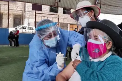 Un total de 1,416 adultos mayores de 80 años de edad fueron inmunizados contra el covid-19 con la segunda dosis de la vacuna AstraZeneca en la región Apurímac.