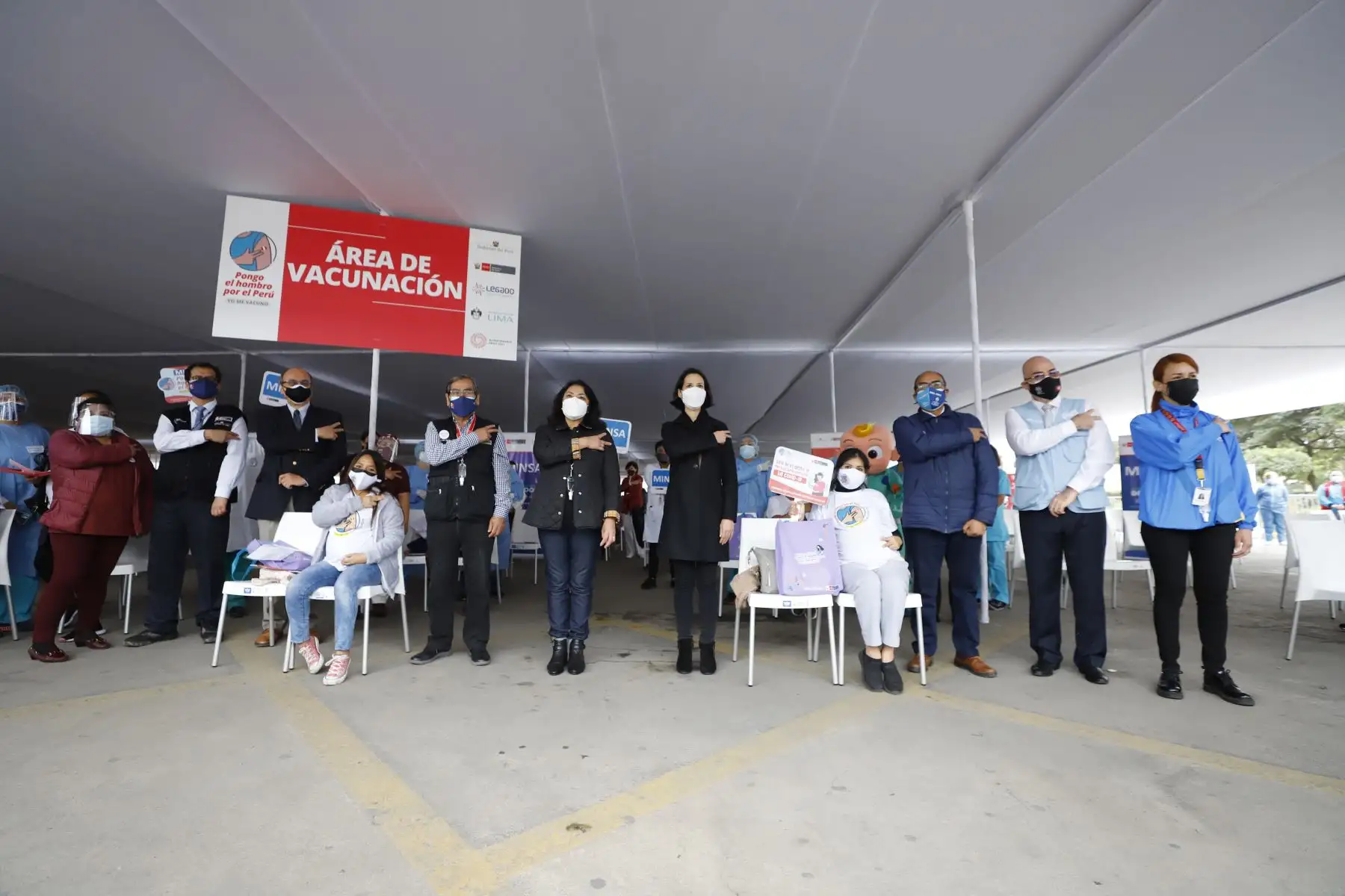 La presidenta del Consejo de Ministros, Violeta Bermúdez y el ministro de Salud, Oscar Ugarte supervisan el inicio de la vacunación contra la covid  -19, a mujeres con más de 28 semanas de gestación, mayores de 18 años. 
Foto: PCM