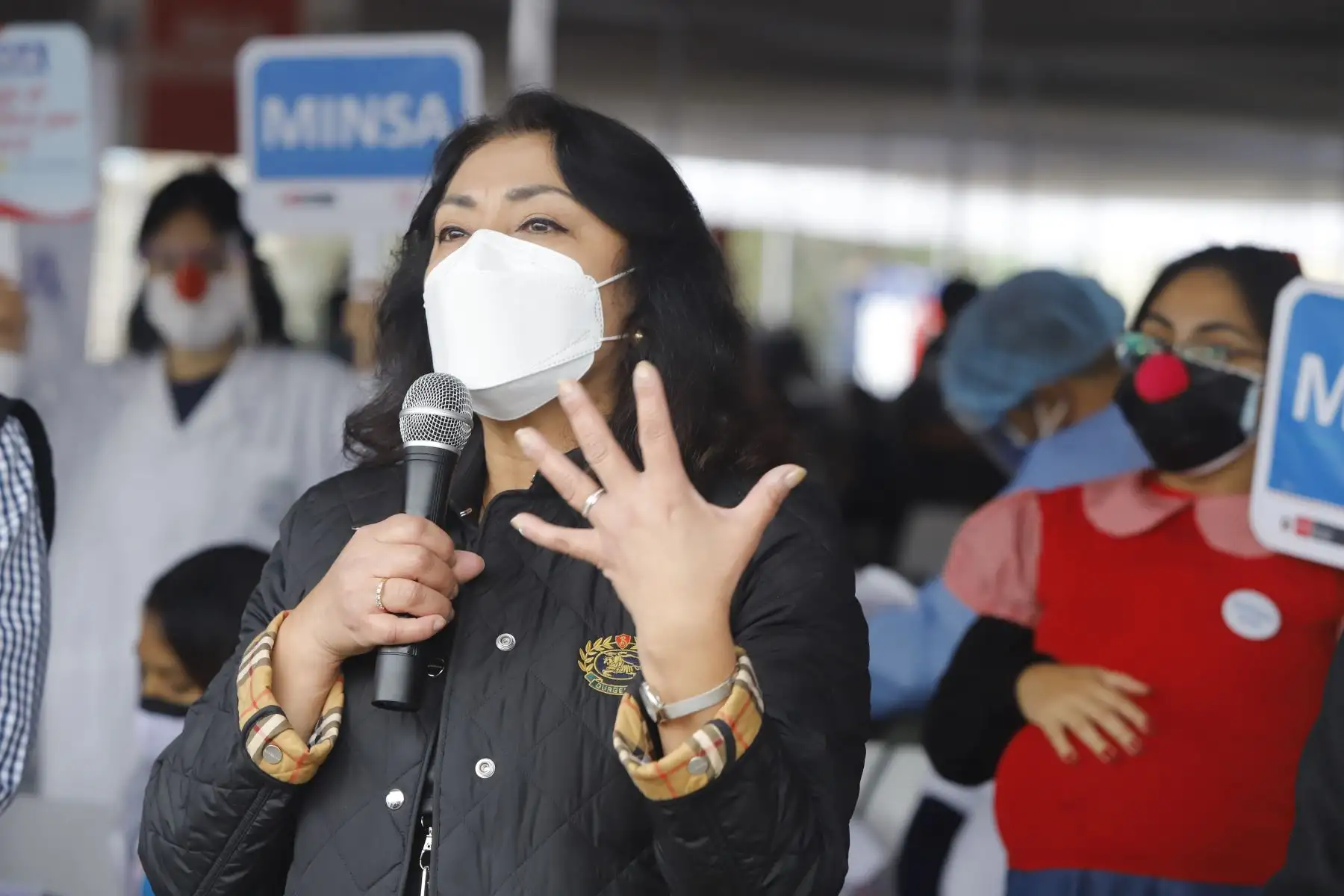 La presidenta del Consejo de Ministros, Violeta Bermúdez y el ministro de Salud, Oscar Ugarte supervisan el inicio de la vacunación contra la covid  -19, a mujeres con más de 28 semanas de gestación, mayores de 18 años. 
Foto: PCM
