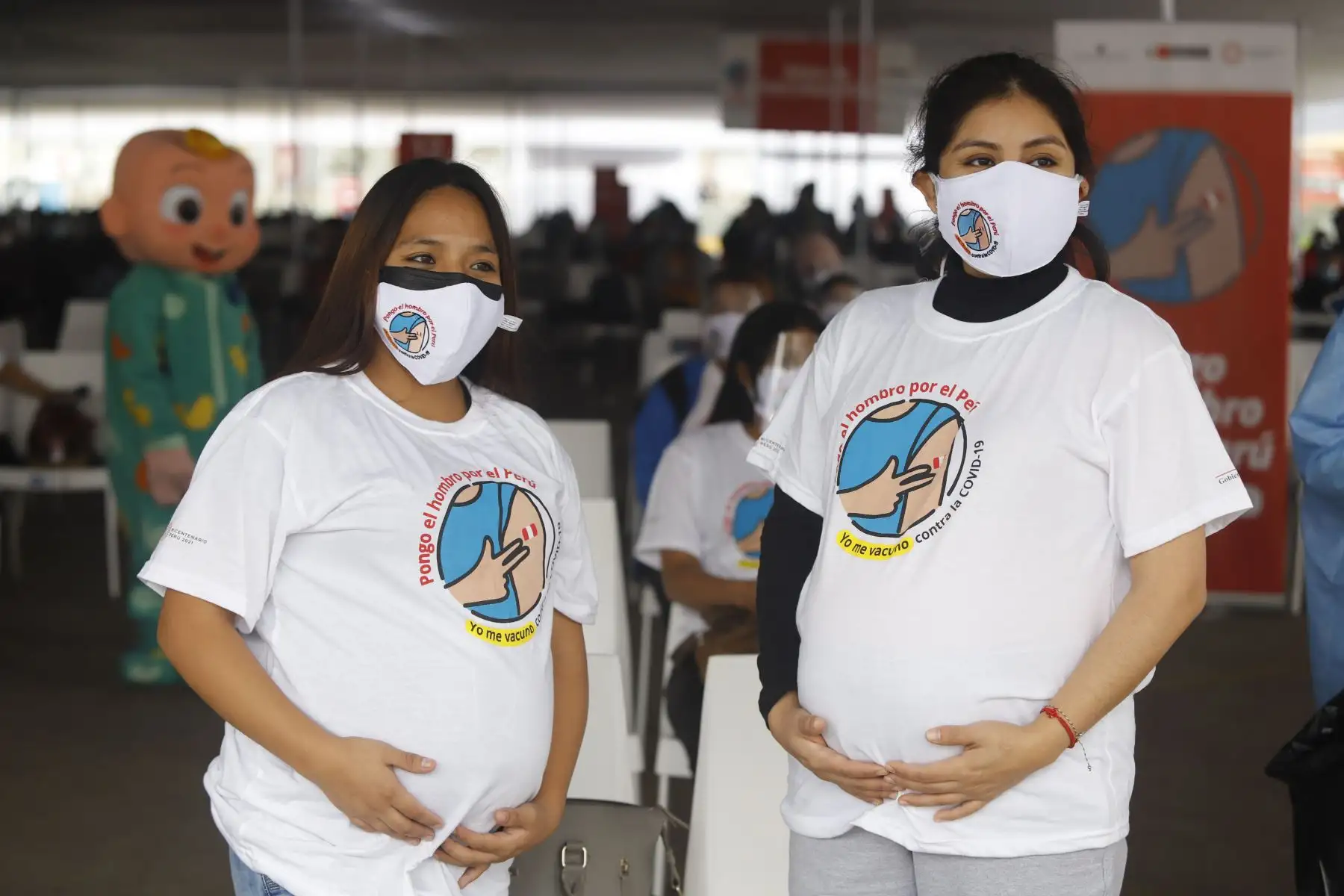 La presidenta del Consejo de Ministros, Violeta Bermúdez y el ministro de Salud, Oscar Ugarte supervisan el inicio de la vacunación contra la covid  -19, a mujeres con más de 28 semanas de gestación, mayores de 18 años. 
Foto: PCM