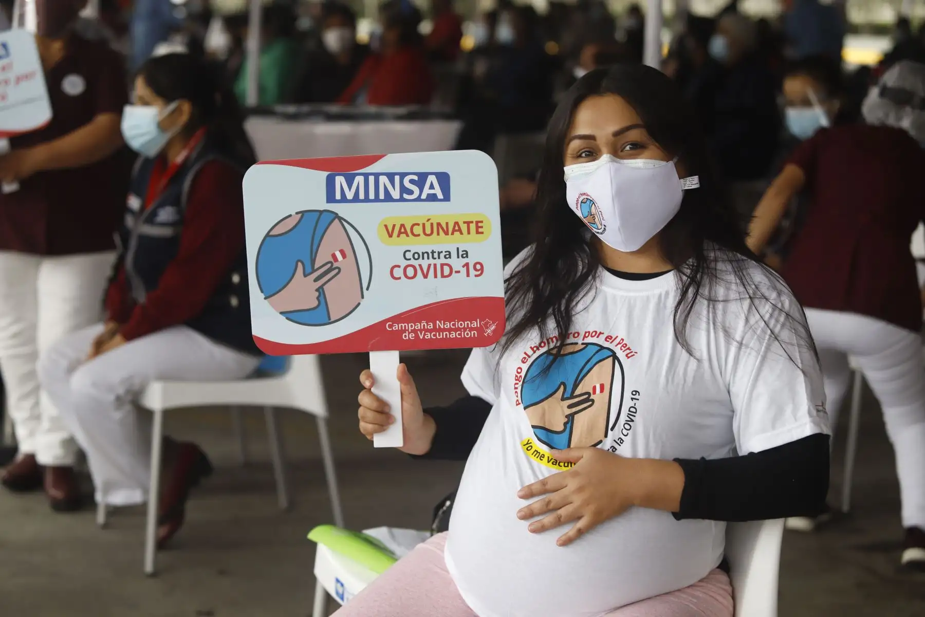 La presidenta del Consejo de Ministros, Violeta Bermúdez y el ministro de Salud, Oscar Ugarte supervisan el inicio de la vacunación contra la covid  -19, a mujeres con más de 28 semanas de gestación, mayores de 18 años. 
Foto: PCM