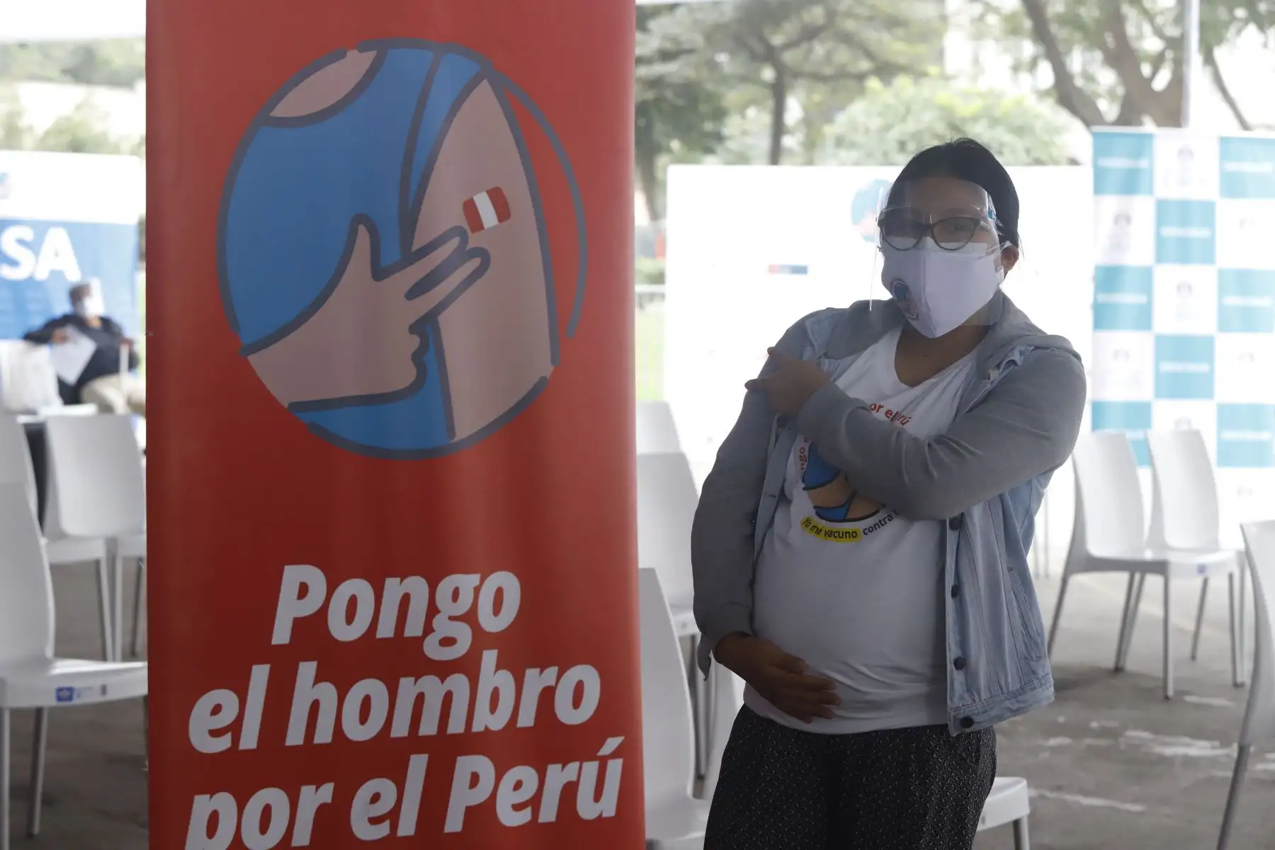 La presidenta del Consejo de Ministros, Violeta Bermúdez y el ministro de Salud, Oscar Ugarte supervisan el inicio de la vacunación contra la covid  -19, a mujeres con más de 28 semanas de gestación, mayores de 18 años. 
Foto: PCM