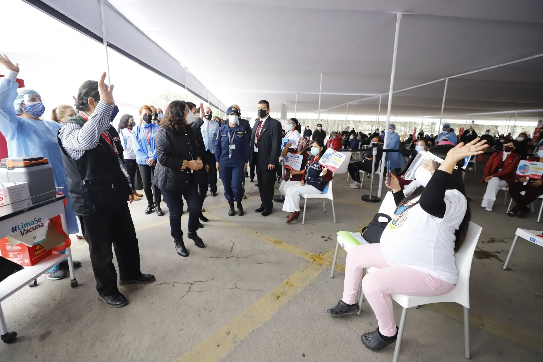 La presidenta del Consejo de Ministros, Violeta Bermúdez y el ministro de Salud, Oscar Ugarte supervisan el inicio de la vacunación contra la covid  -19, a mujeres con más de 28 semanas de gestación, mayores de 18 años. 
Foto: PCM