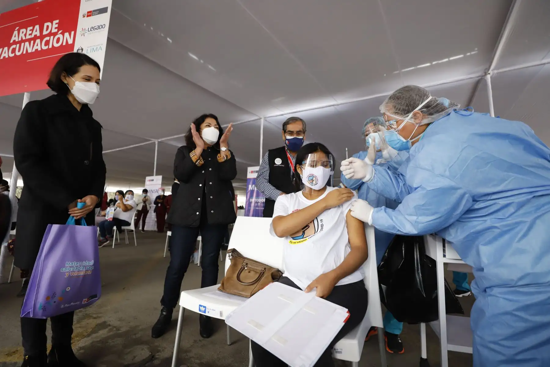 La presidenta del Consejo de Ministros, Violeta Bermúdez y el ministro de Salud, Oscar Ugarte supervisan el inicio de la vacunación contra la covid  -19, a mujeres con más de 28 semanas de gestación, mayores de 18 años. 
Foto: PCM