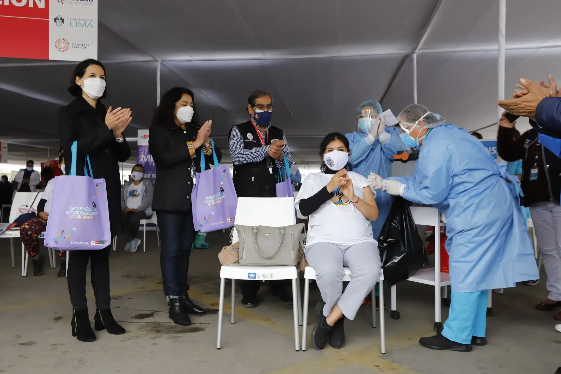 La presidenta del Consejo de Ministros, Violeta Bermúdez y el ministro de Salud, Oscar Ugarte supervisan el inicio de la vacunación contra la covid  -19, a mujeres con más de 28 semanas de gestación, mayores de 18 años. 
Foto: PCM
