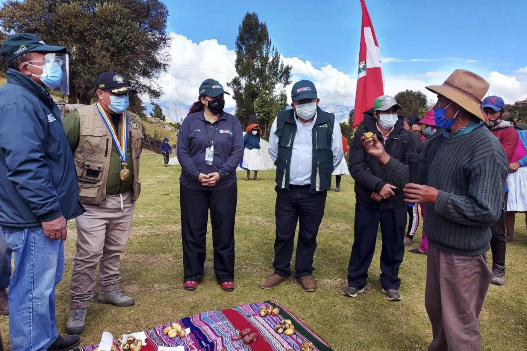Productores agropecuarios de la Comunidad Campesina de Huambomayo, distrito Chinchaypucyo en Anta región Cusco, recibieron la visita de Roxana Orrego, directora ejecutiva de AgroRural, quien llegó hasta el lugar para supervisar las acciones ante heladas y friaje en esta región.  Foto: ANDINA/AgroRural