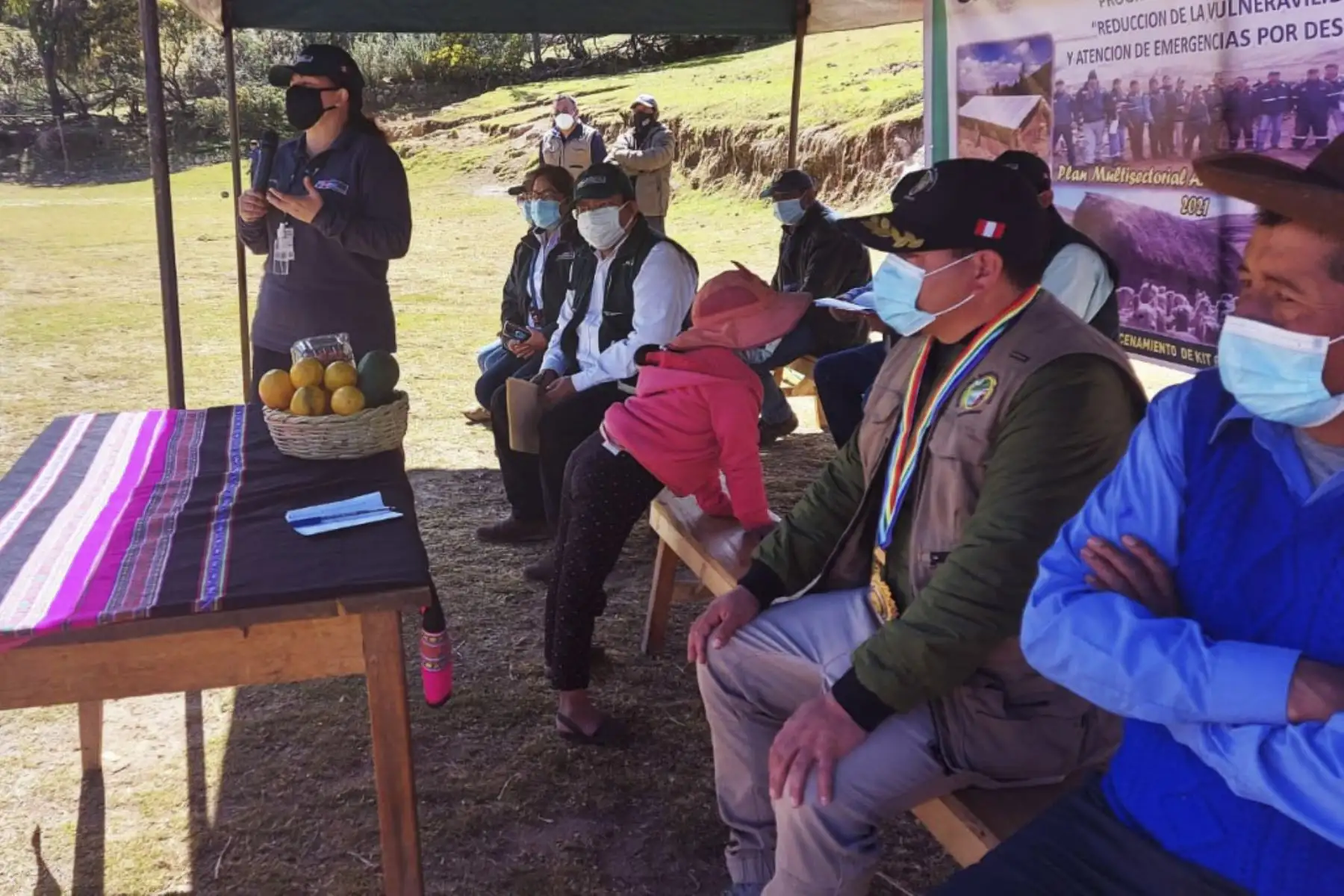 Productores agropecuarios de la Comunidad Campesina de Huambomayo, distrito Chinchaypucyo en Anta región Cusco, recibieron la visita de Roxana Orrego, directora ejecutiva de AgroRural, quien llegó hasta el lugar para supervisar las acciones ante heladas y friaje en esta región.  Foto: ANDINA/AgroRural