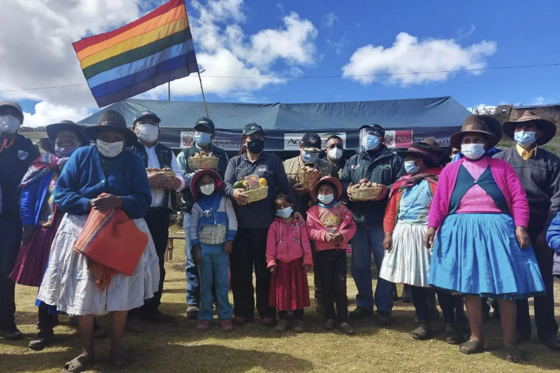 Productores agropecuarios de la Comunidad Campesina de Huambomayo, distrito Chinchaypucyo en Anta región Cusco, recibieron la visita de Roxana Orrego, directora ejecutiva de AgroRural, quien llegó hasta el lugar para supervisar las acciones ante heladas y friaje en esta región.  Foto: ANDINA/AgroRural