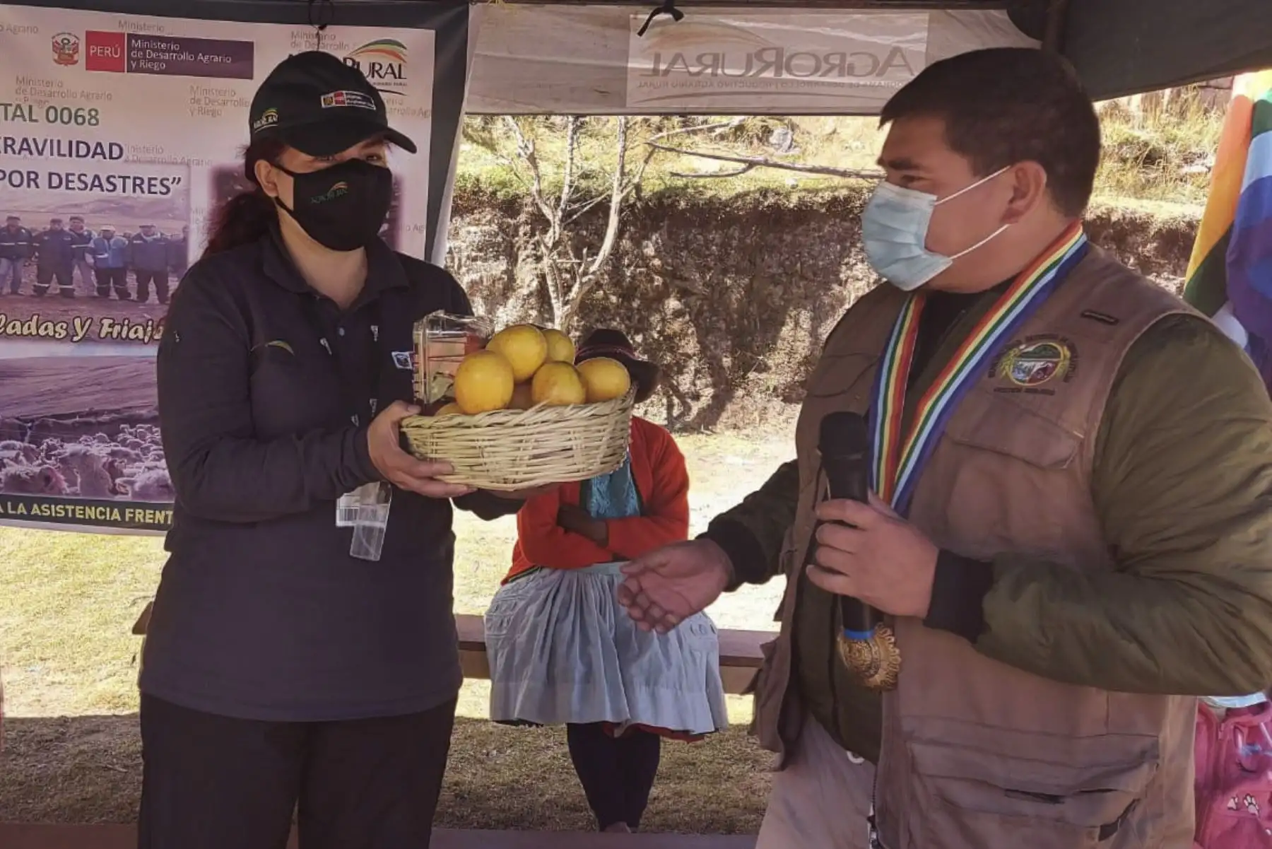 Productores agropecuarios de la Comunidad Campesina de Huambomayo, distrito Chinchaypucyo en Anta región Cusco, recibieron la visita de Roxana Orrego, directora ejecutiva de AgroRural, quien llegó hasta el lugar para supervisar las acciones ante heladas y friaje en esta región.  Foto: ANDINA/AgroRural