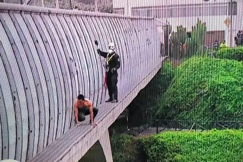 Miraflores: Policía rescató a hombre que intentó saltar desde el puente Villena. Foto: ANDINA/Difusión.