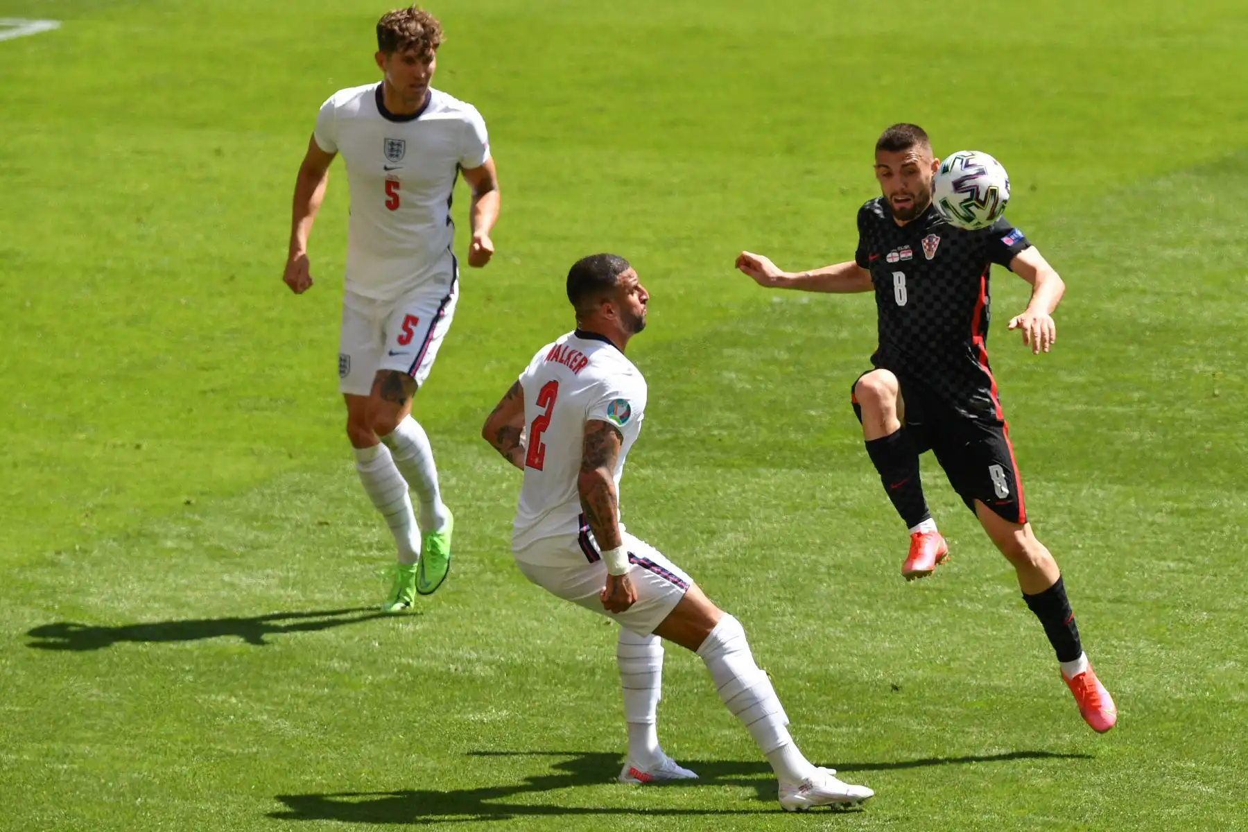 El defensor de Inglaterra Kyle Walker  y el mediocampista croata Mateo Kovacic compiten por el balón durante el partido de fútbol del Grupo D de la UEFA EURO 2020 entre Inglaterra y Croacia en el estadio de Wembley en Londres.
Foto: AFP