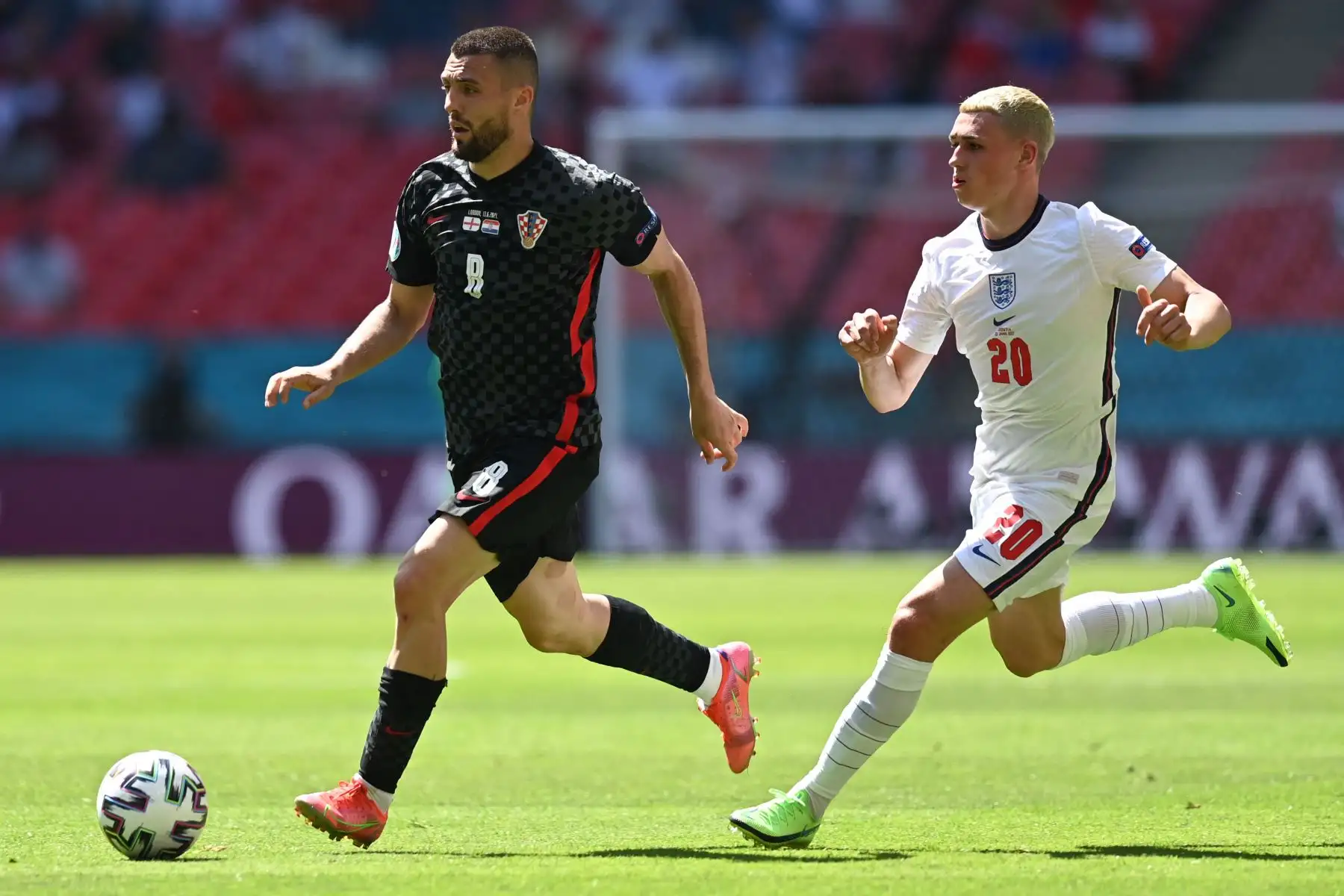 El mediocampista croata Mateo Kovacic es desafiado por el mediocampista inglés Phil Fodenc durante el partido de fútbol del Grupo D de la UEFA EURO 2020 entre Inglaterra y Croacia en el estadio de Wembley en Londres.
Foto: AFP