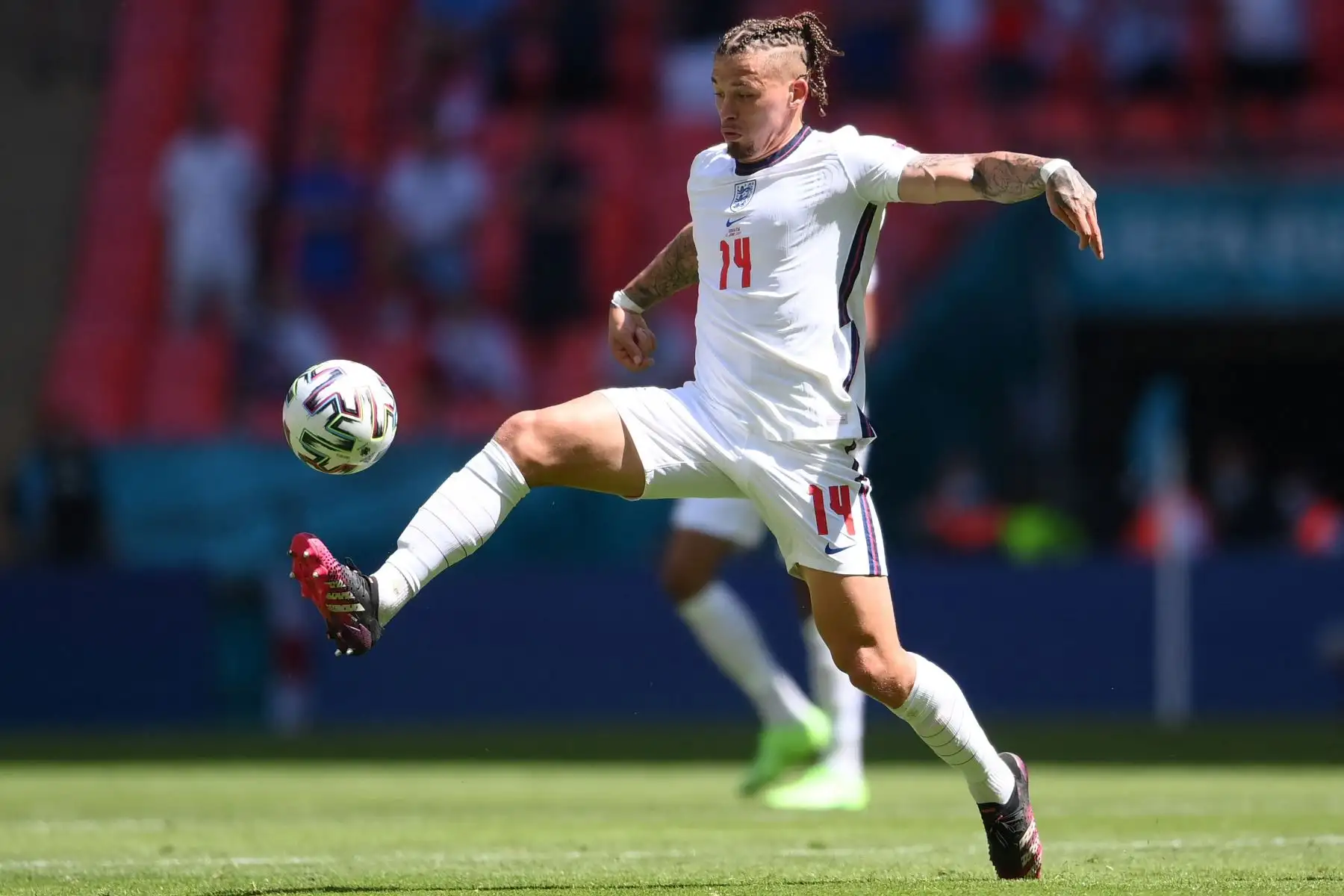 El centrocampista de Inglaterra Kalvin Phillips controla el balón durante el partido de fútbol del Grupo D de la UEFA EURO 2020 entre Inglaterra y Croacia en el estadio de Wembley en Londres.
Foto: AFP