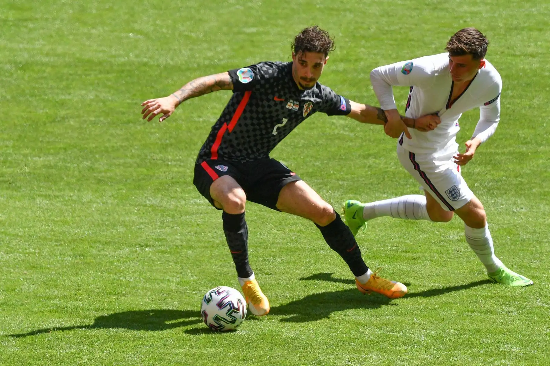 El defensor de Croacia Sime Vrsaljko  y el mediocampista de Inglaterra Mason Mount compiten por el balón durante el partido de fútbol del Grupo D de la UEFA EURO 2020 entre Inglaterra y Croacia en el estadio de Wembley en Londres.
Foto: AFP