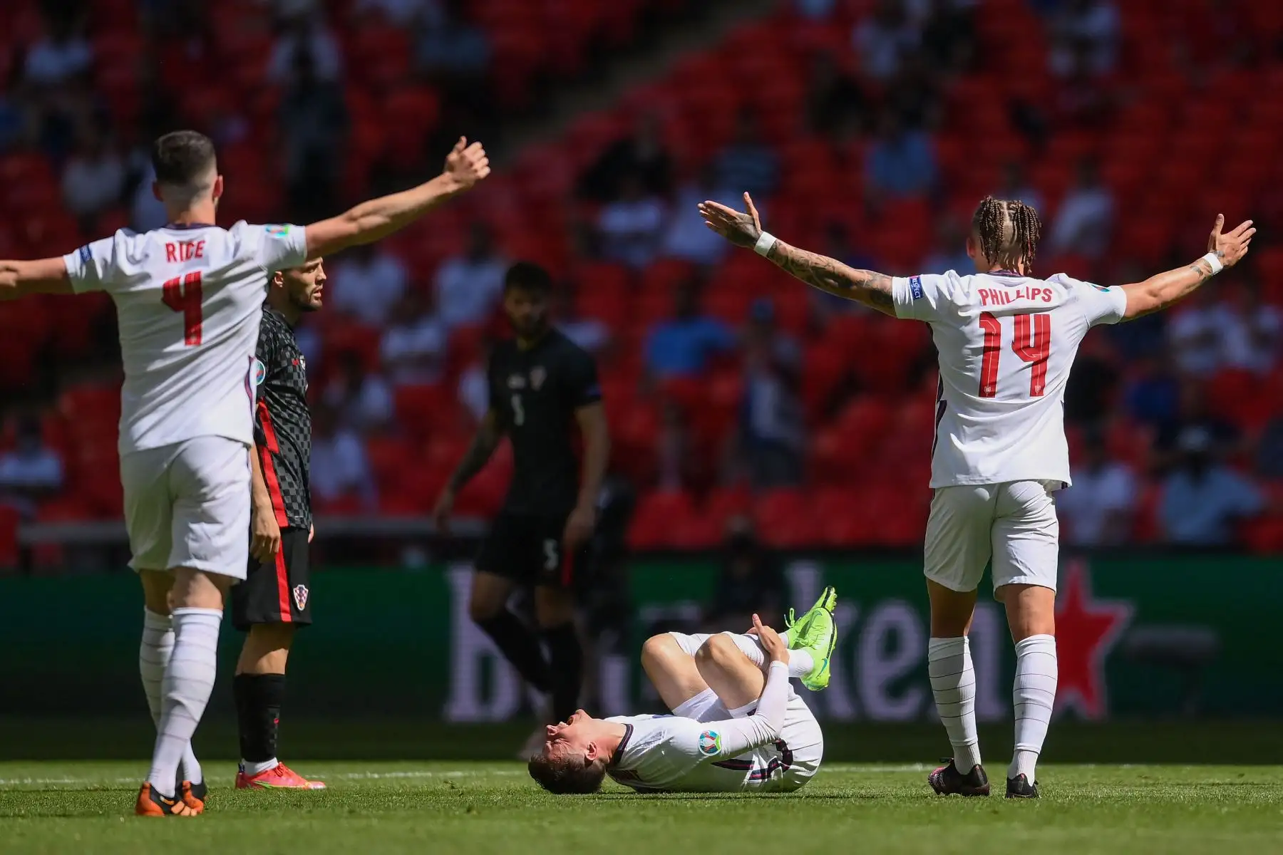 El mediocampista inglés Mason Mount yace en el campo después de recibir una falta del mediocampista croata Mateo Kovacic durante el partido de fútbol del Grupo D de la UEFA EURO 2020 entre Inglaterra y Croacia en el estadio de Wembley en Londres.
Foto: AFP