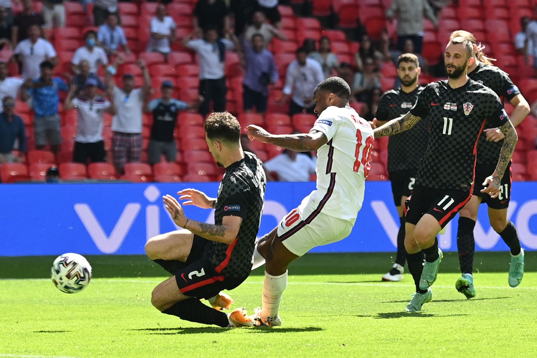 El delantero inglés Raheem Sterling anota el primer gol de su equipo durante el partido de fútbol del Grupo D de la UEFA EURO 2020 entre Inglaterra y Croacia en el estadio de Wembley en Londres.
Foto: AFP