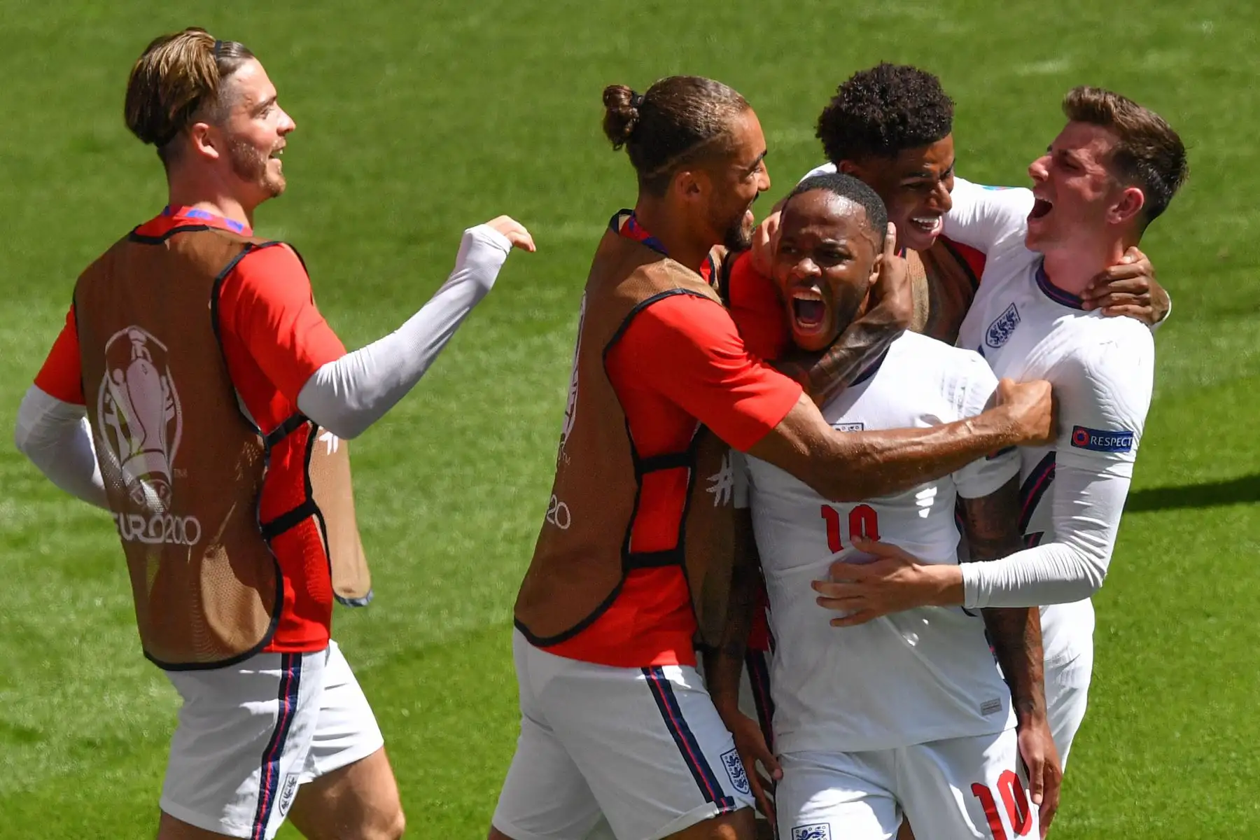 El delantero inglés Raheem Sterling celebra con sus compañeros de equipo después de anotar el primer gol del equipo durante el partido de fútbol del Grupo D de la UEFA EURO 2020 entre Inglaterra y Croacia en el estadio de Wembley en Londres.
Foto: AFP