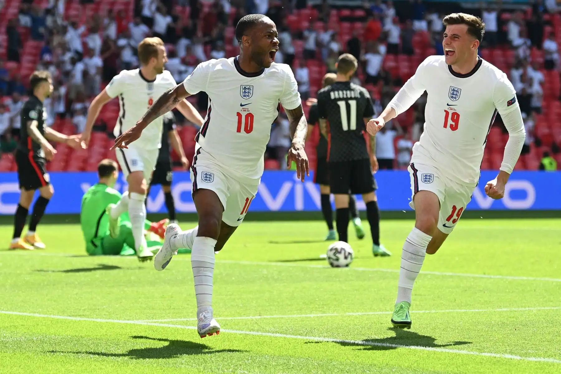 El delantero inglés Raheem Sterling celebra anotar el primer gol de su equipo con el mediocampista inglés Mason Mount durante el partido de fútbol del Grupo D de la UEFA EURO 2020 entre Inglaterra y Croacia en el estadio de Wembley en Londres.
Foto: AFP