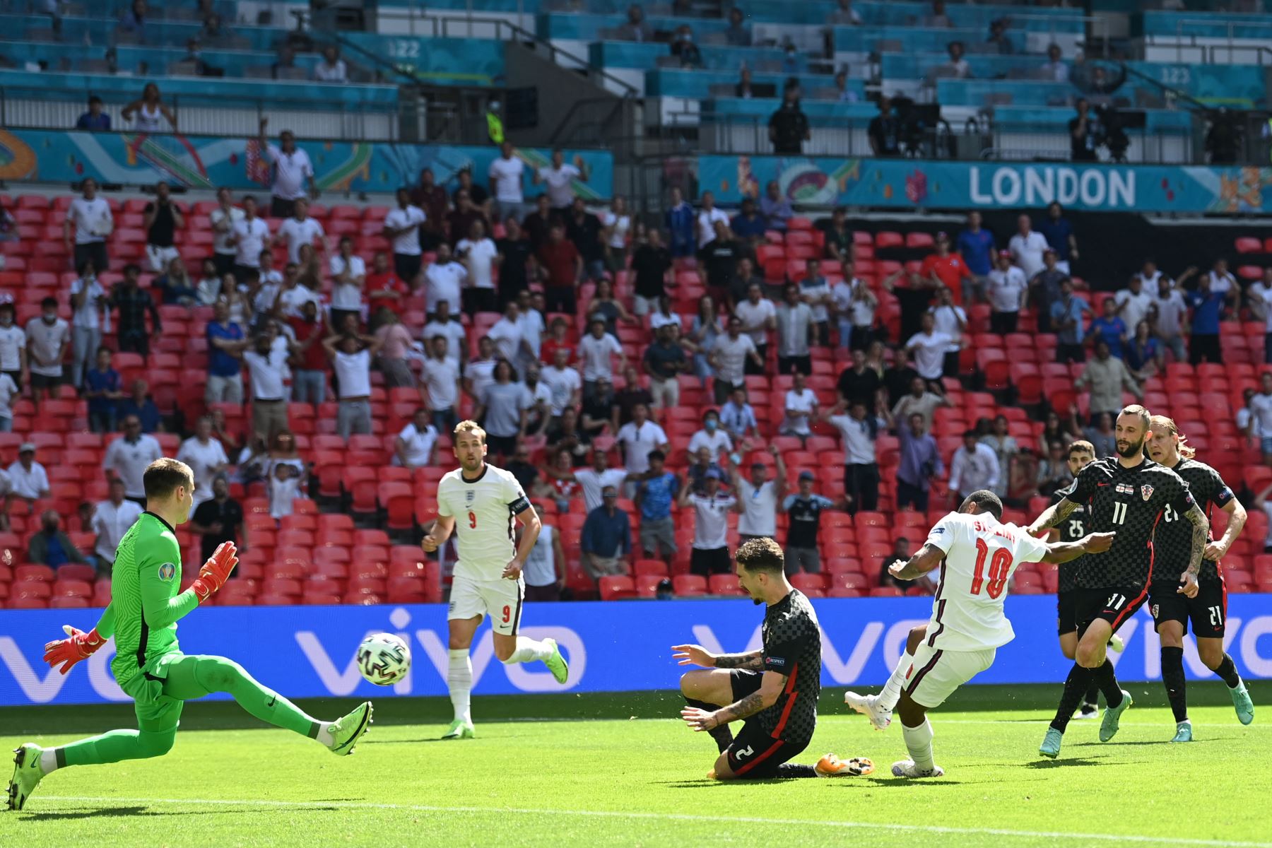 El delantero inglés Raheem Sterling  anota el primer gol de su equipo durante el partido de fútbol del Grupo D de la UEFA EURO 2020 entre Inglaterra y Croacia en el estadio de Wembley en Londres.
Foto: AFP