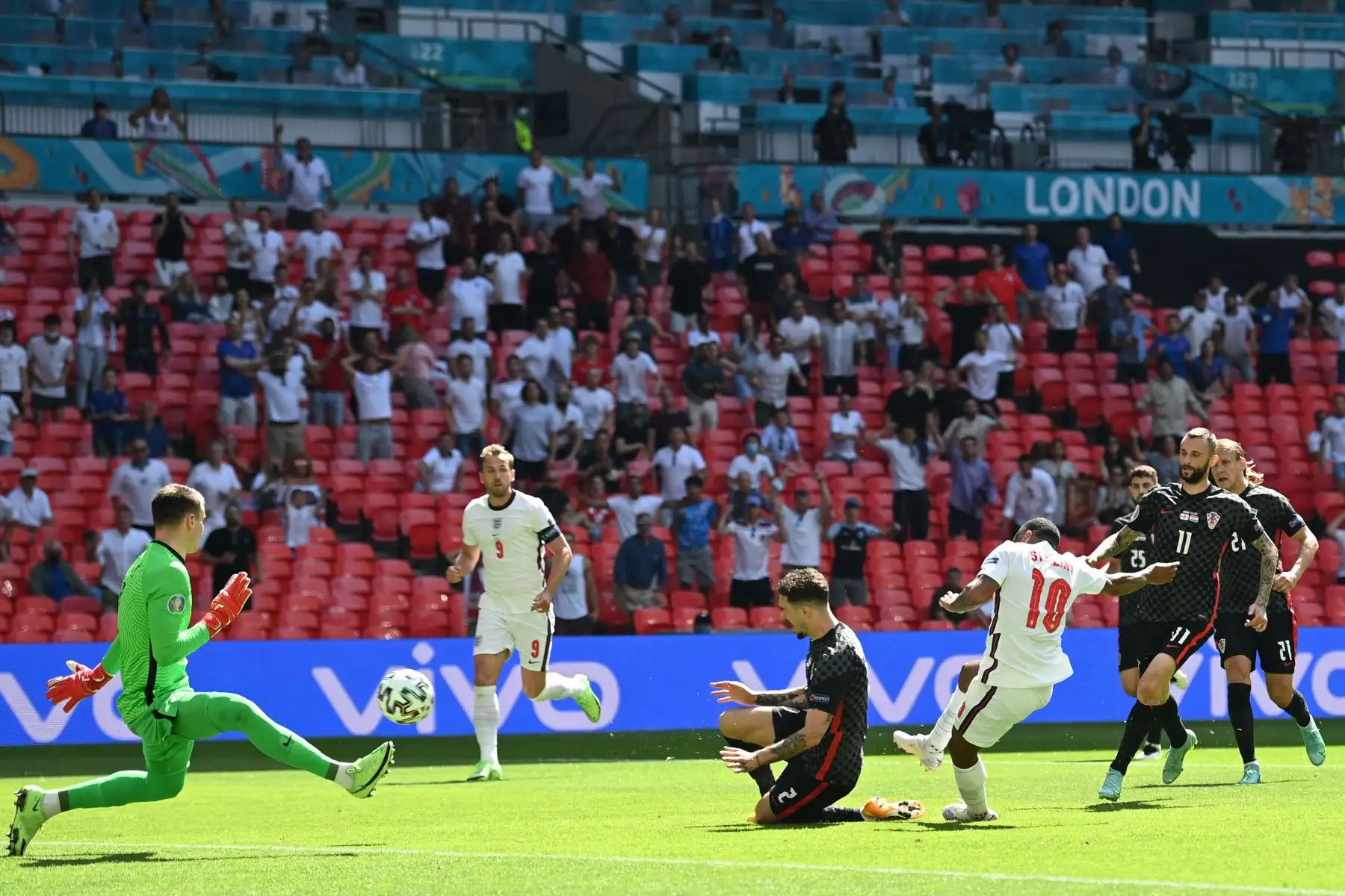 El delantero inglés Raheem Sterling  anota el primer gol de su equipo durante el partido de fútbol del Grupo D de la UEFA EURO 2020 entre Inglaterra y Croacia en el estadio de Wembley en Londres.
Foto: AFP