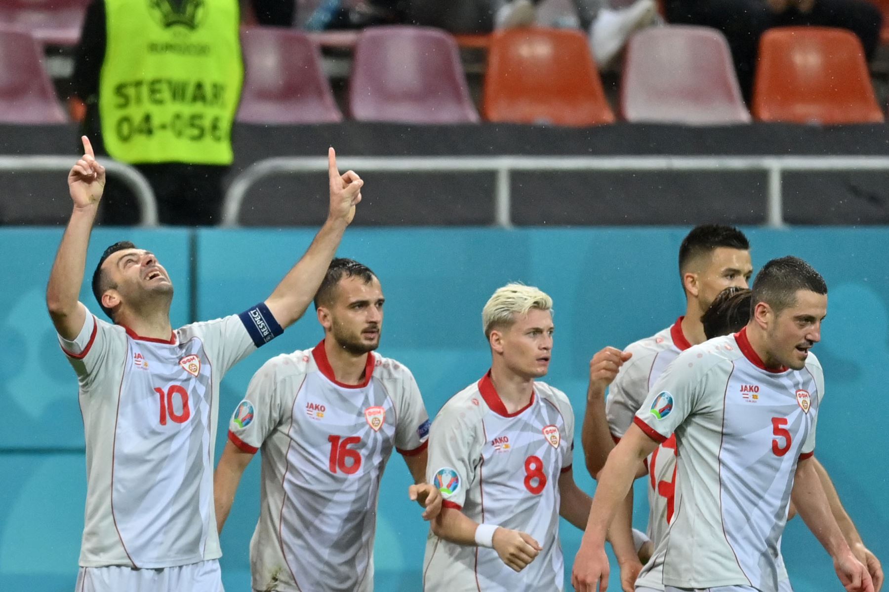El delantero de Macedonia del Norte Goran Pandev celebra el gol del primer gol de su equipo con sus compañeros de equipo durante el partido de fútbol del Grupo C de la UEFA EURO 2020 entre Austria y Macedonia del Norte en el National Arena de Bucarest.
Foto: AFP