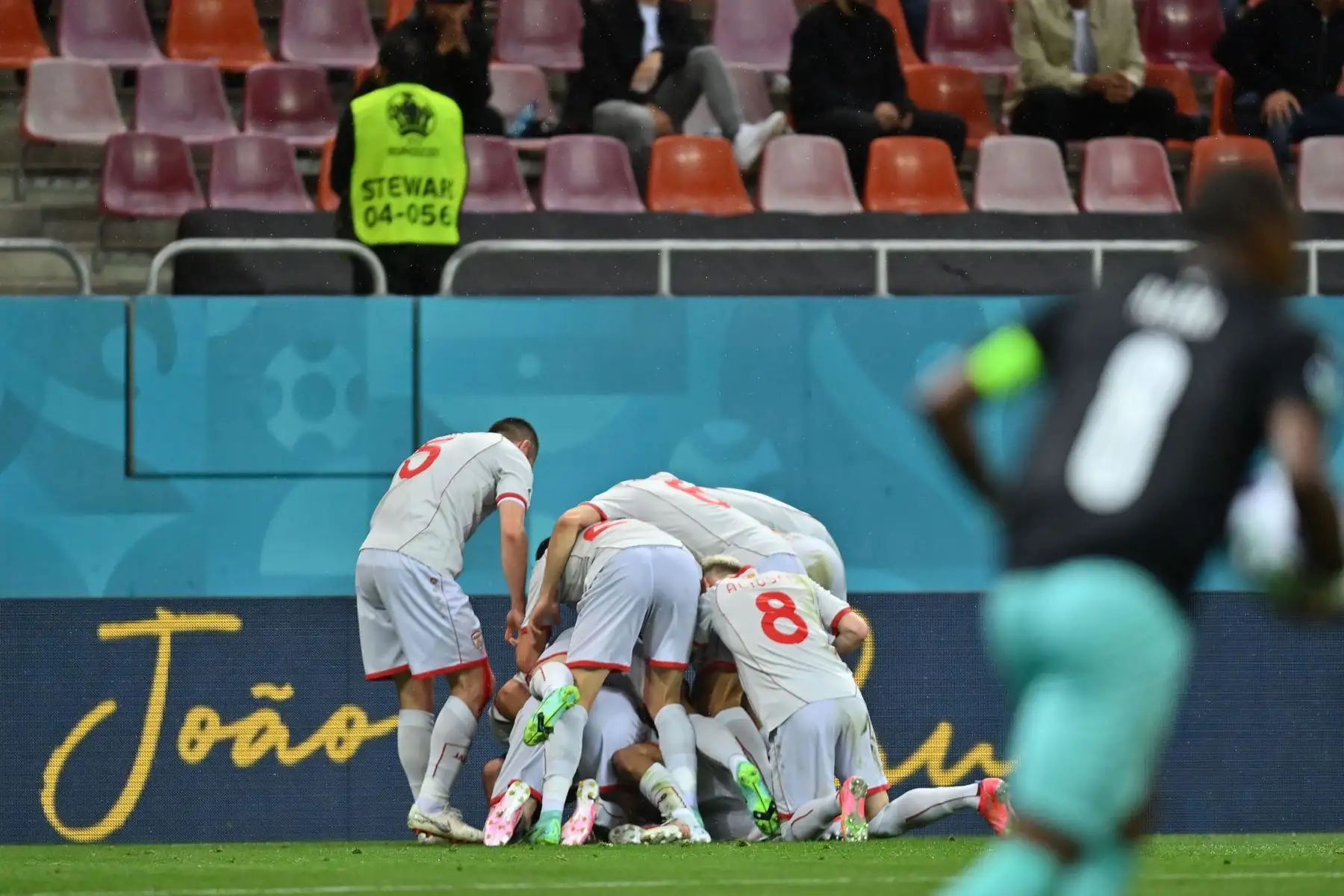 .El delantero de Macedonia del Norte, Goran Pandev , celebra el gol del primer gol de su equipo con sus compañeros de equipo durante el partido de fútbol del Grupo C de la UEFA EURO 2020 entre Austria y Macedonia del Norte en el Estadio Nacional de Bucarest.
Foto: AFP