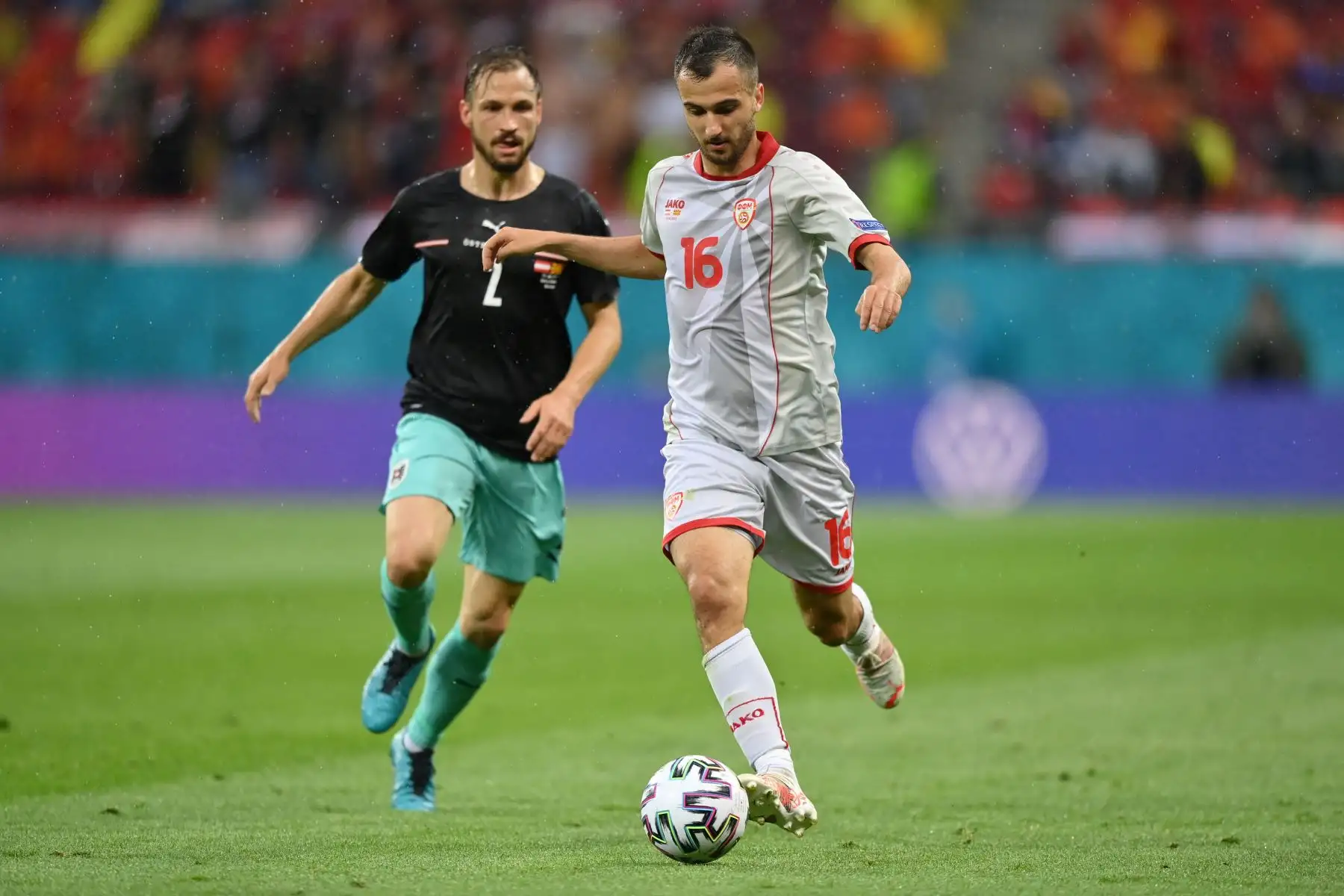 El centrocampista de Macedonia del Norte Boban Nikolov desafía al defensor de Austria Andreas Ulmer durante el partido de fútbol del Grupo C de la UEFA EURO 2020 entre Austria y Macedonia del Norte en el Estadio Nacional de Bucarest.
Foto: AFP