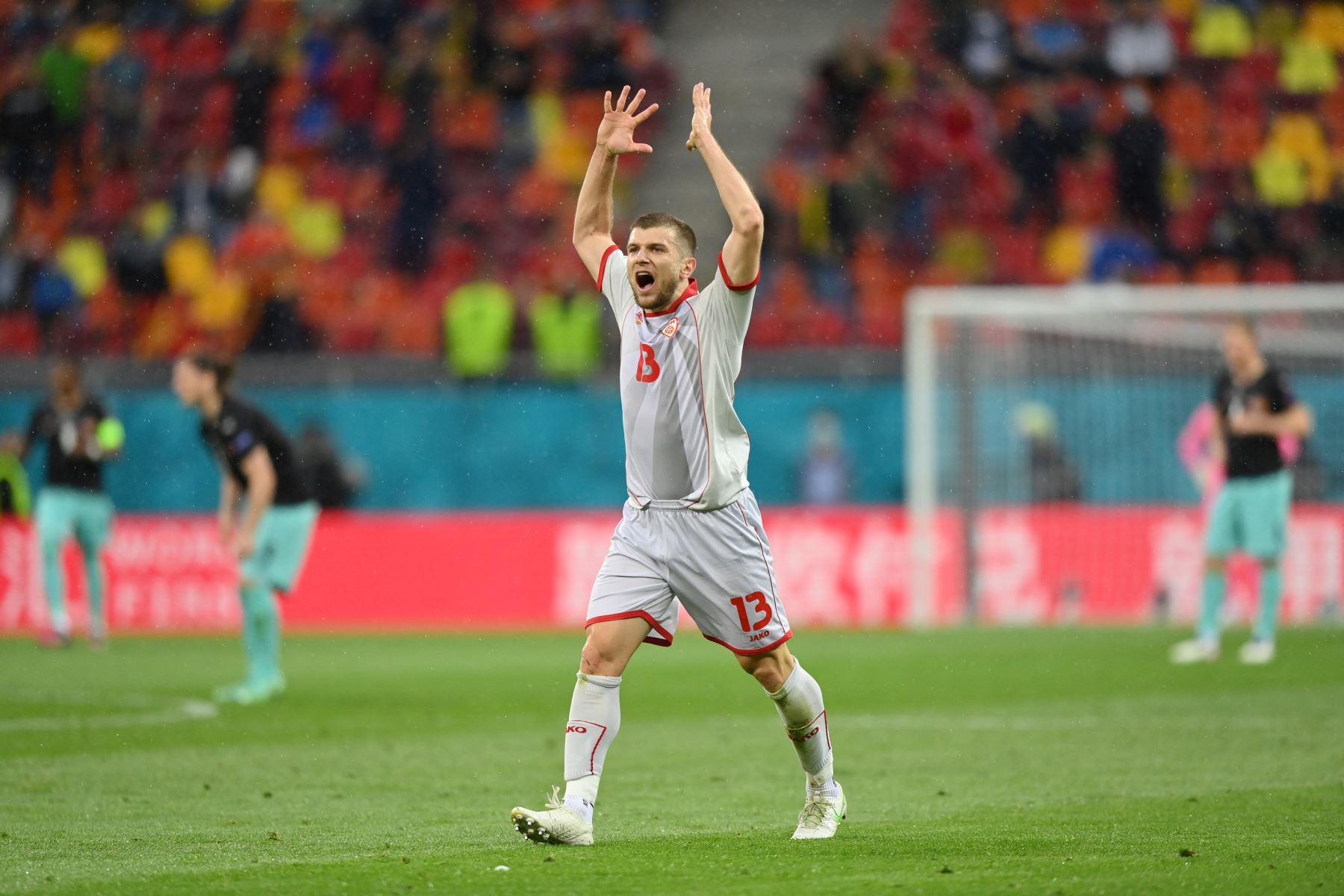 El defensor de Macedonia del Norte Stefan Ristovski reacciona después de que su equipo anotara un gol durante el partido de fútbol del Grupo C de la UEFA EURO 2020 entre Austria y Macedonia del Norte en el National Arena de Bucarest.
Foto: AFP