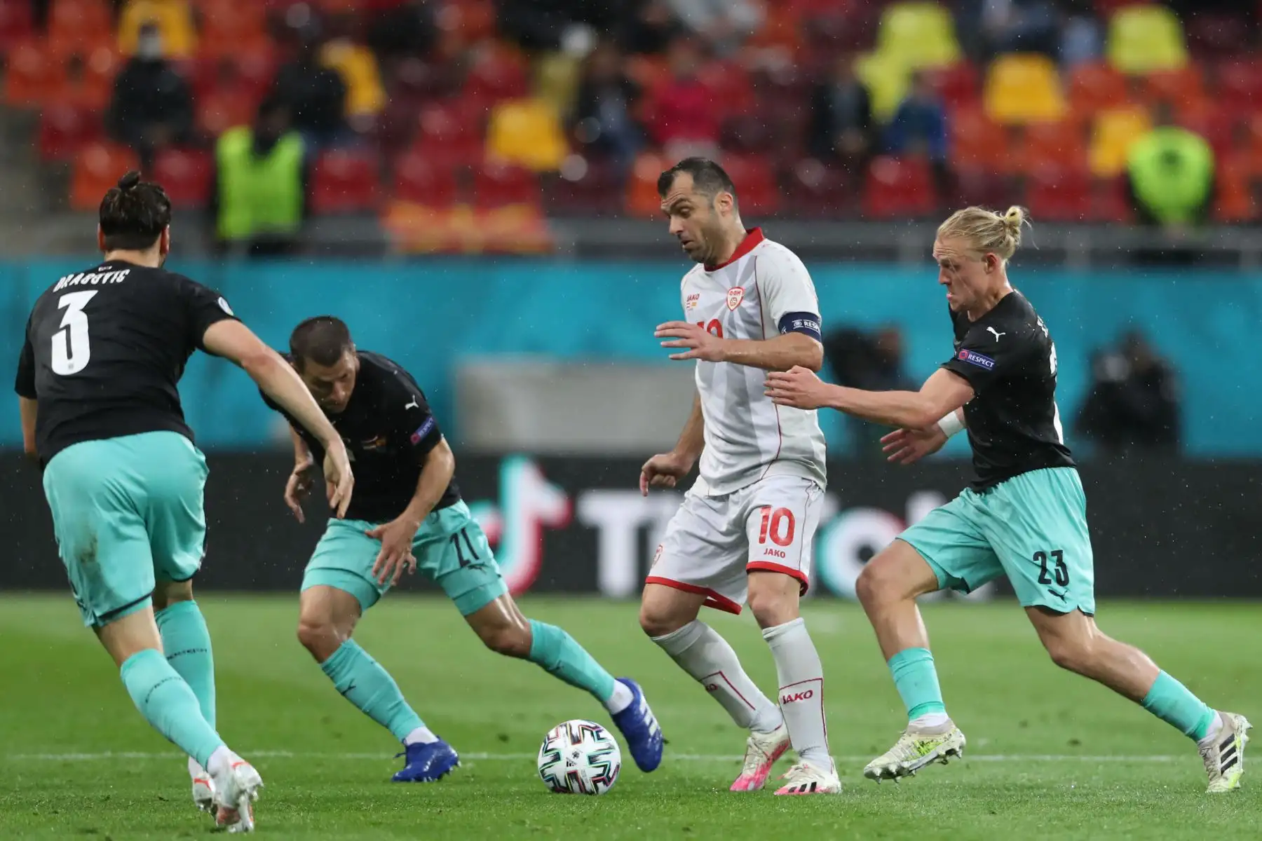 El delantero de Macedonia del Norte Goran Pandev desafía al mediocampista de Austria Xaver Schlager (R), el defensor de Austria Stefan Lainer y el defensor de Austria Aleksandar Dragovic (L) durante el partido de fútbol del Grupo C de la UEFA EURO 2020 entre Austria y Macedonia del Norte en el National Arena de Bucarest.
Foto: AFP