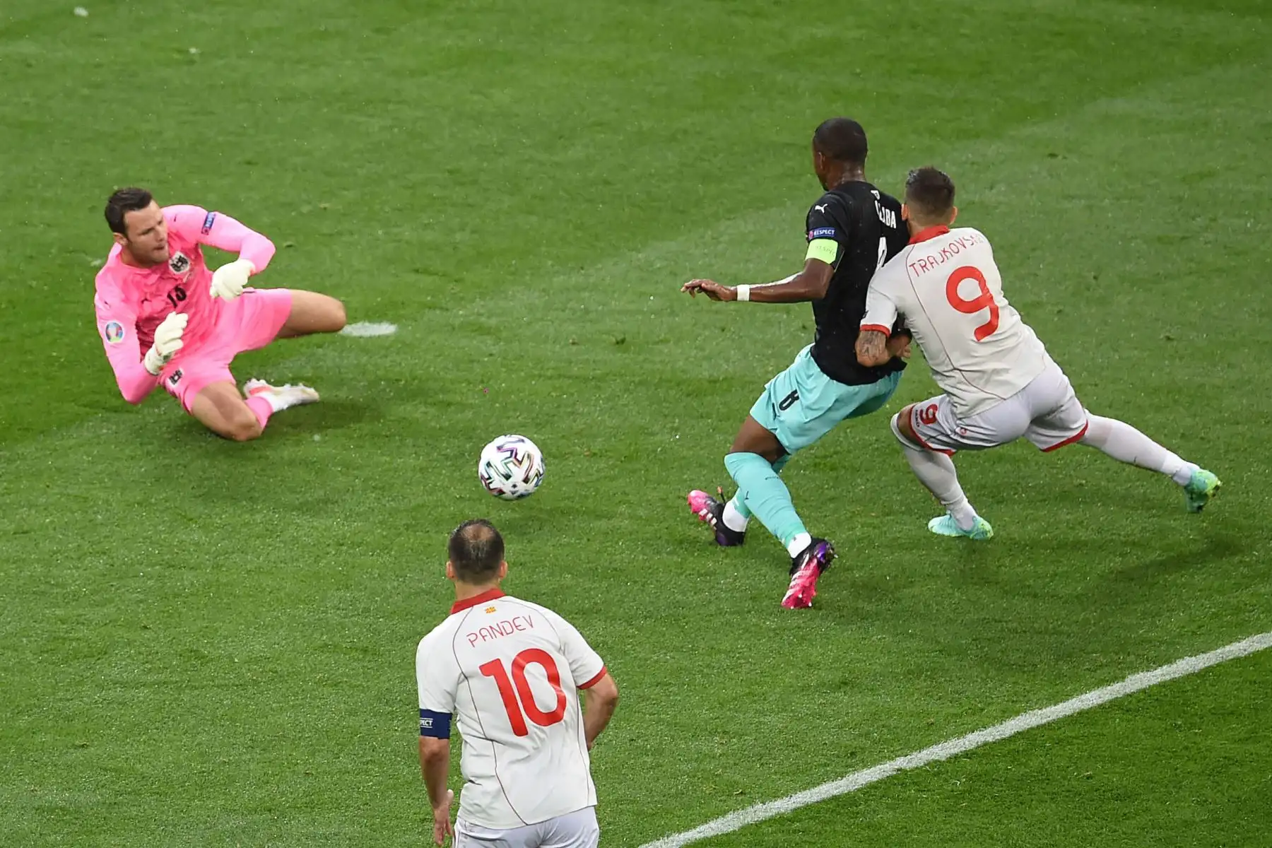 El delantero de Macedonia del Norte Goran Pandev  anota el primer gol de su equipo ante el portero de Austria Daniel Bachmann durante el partido de fútbol del Grupo C de la UEFA EURO 2020 entre Austria y Macedonia del Norte en la Arena Nacional de Bucarest.
Foto: AFP