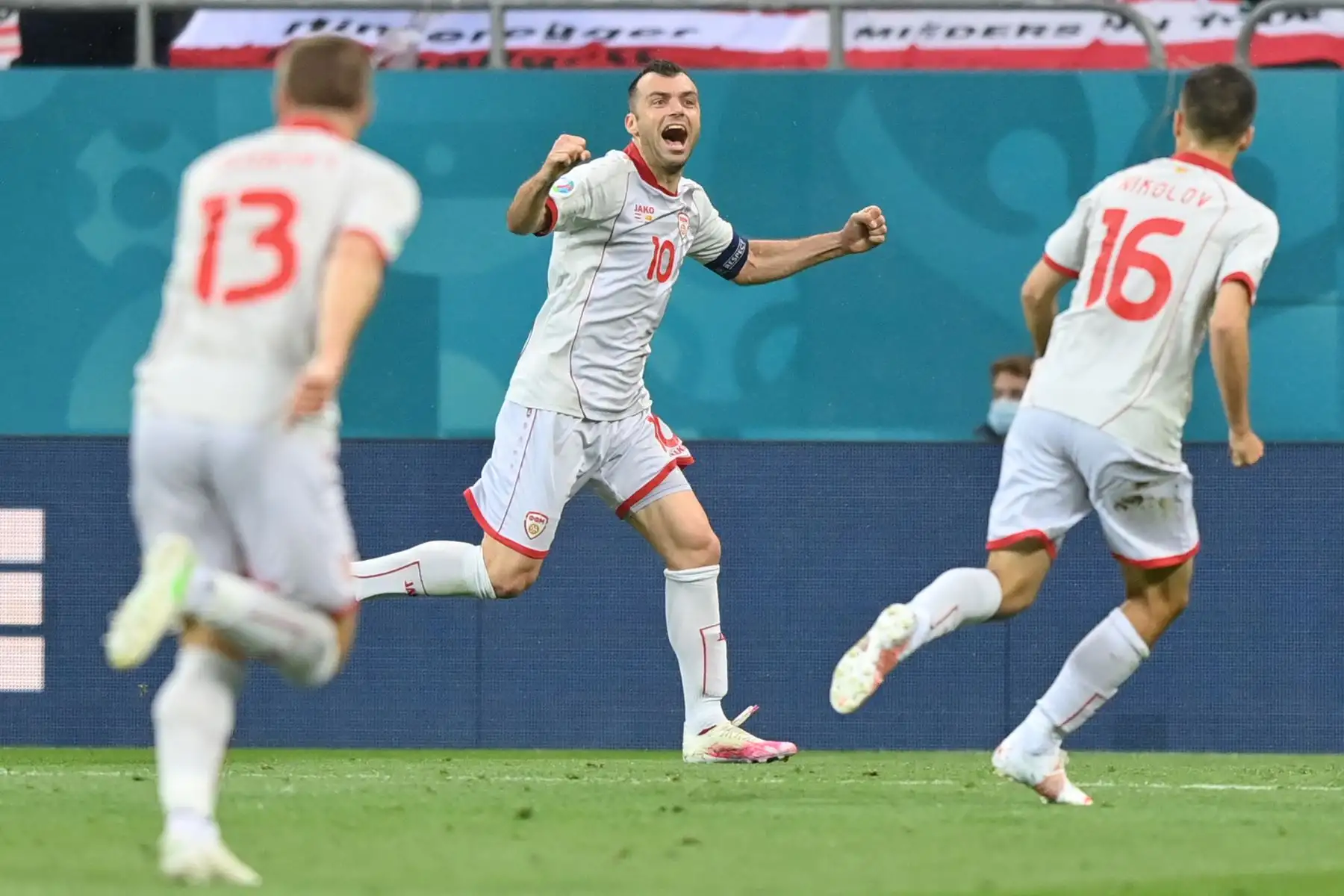El delantero de Macedonia del Norte Goran Pandev (C) celebra con sus compañeros de equipo después de marcar un gol durante el partido de fútbol del Grupo C de la UEFA EURO 2020 entre Austria y Macedonia del Norte en el National Arena de Bucarest.
Foto: AFP