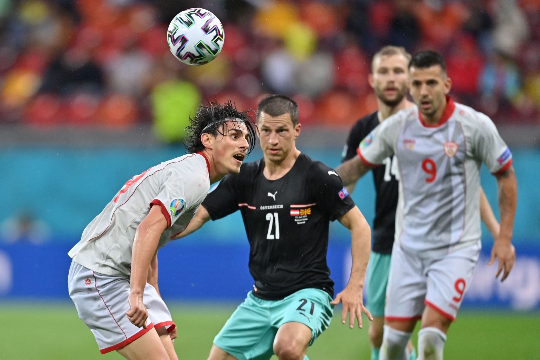 El centrocampista de Macedonia del Norte Eljif Elmas controla el balón durante el partido de fútbol del Grupo C de la UEFA EURO 2020 entre Austria y Macedonia del Norte en el National Arena de Bucarest.
Foto: AFP