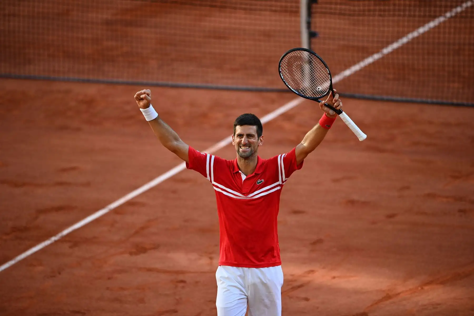 El serbio Novak Djokovic celebra después de ganar al griego Stefanos Tsitsipas al final de su último partido de tenis masculino el día 15 del torneo de tenis Roland Garros 2021 del Abierto de Francia en París.
Foto: AFP