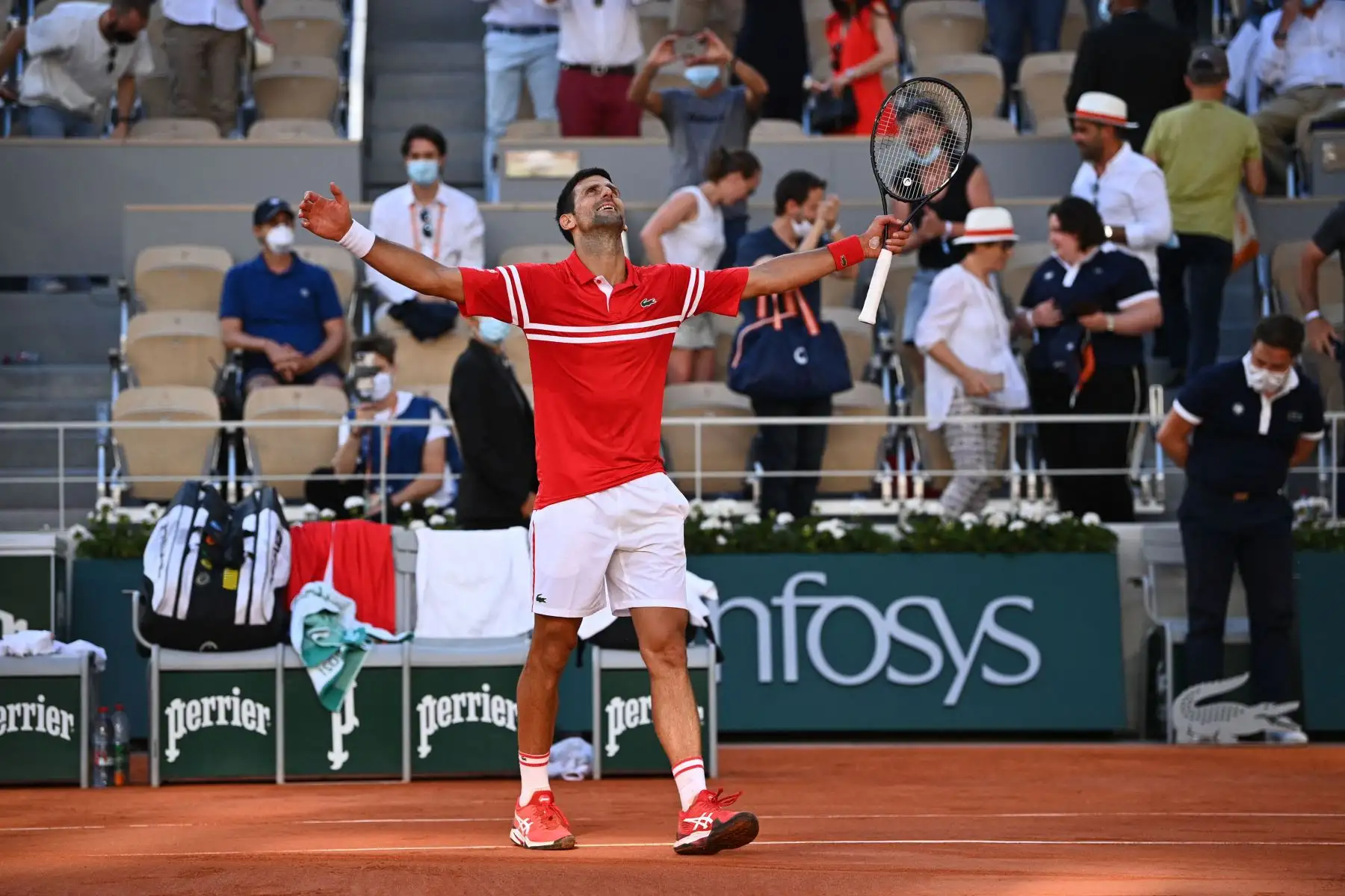 El serbio Novak Djokovic celebra después de ganar al griego Stefanos Tsitsipas al final de su último partido de tenis masculino el día 15 del torneo de tenis Roland Garros 2021 del Abierto de Francia en París.
Foto: AFP