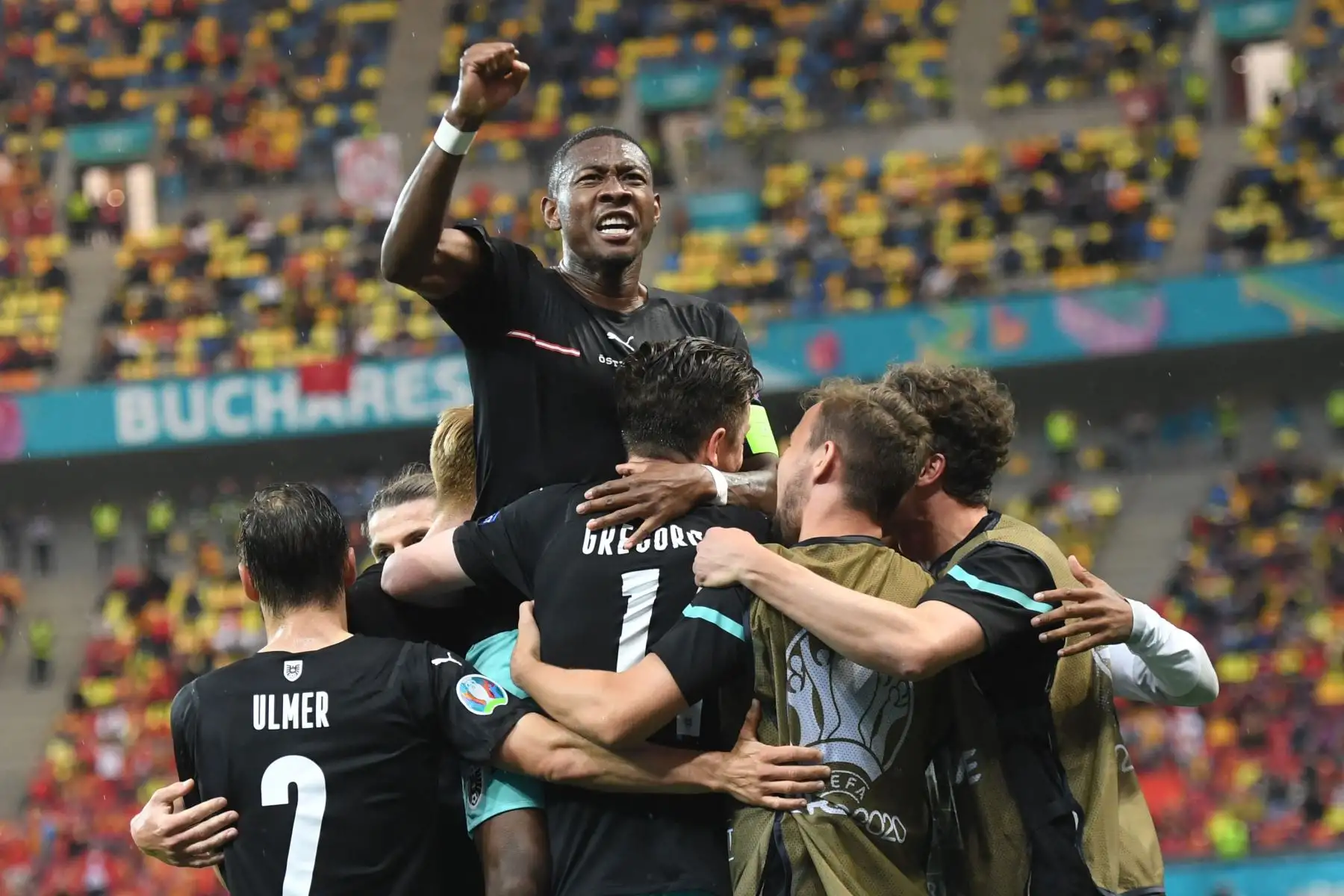 El delantero austríaco Michael Gregoritsch celebra anotar el segundo gol de su equipo con sus compañeros de equipo, incluido el defensor de Austria David Alaba (C) durante el partido de fútbol del Grupo C de la UEFA EURO 2020 entre Austria y Macedonia del Norte en el Arena Nacional de Bucarest.
Foto: AFP